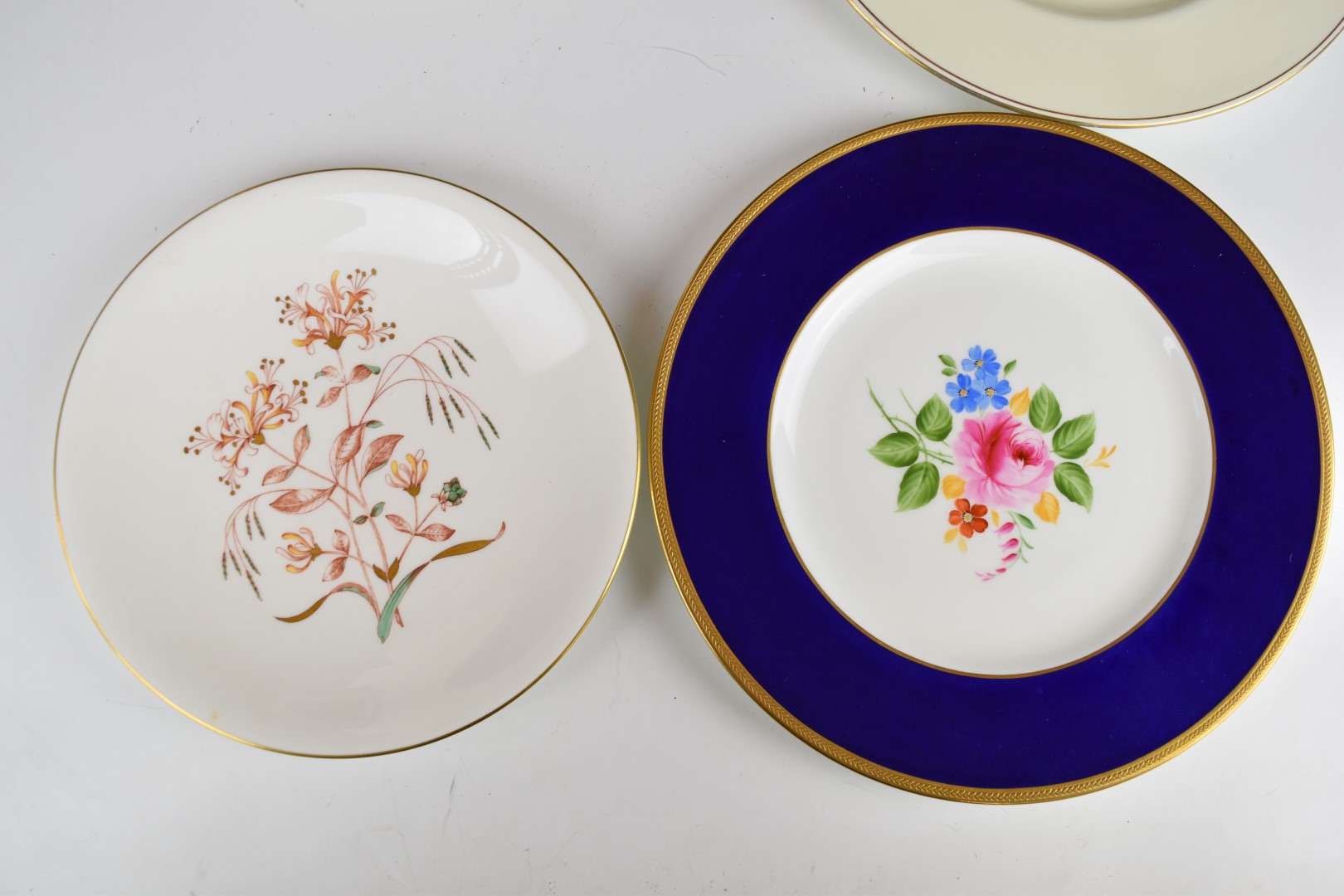 Wedgwood large charger, cabinet plates and Laurence Scarfe pin dish, largest diameter 41cm - Image 4 of 7