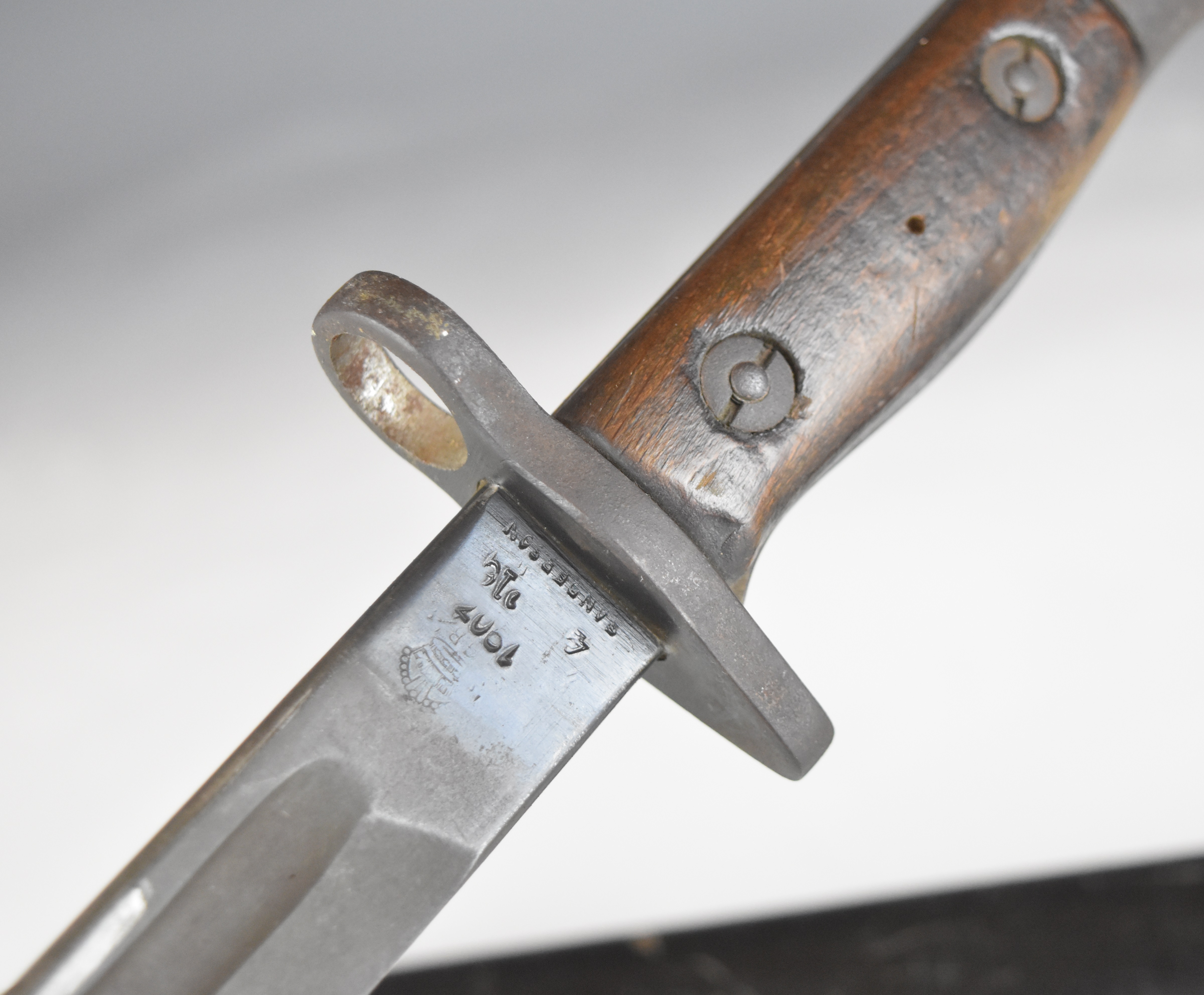 British WW1 1907 sword bayonet by Sanderson, with some good stamps to the ricasso, 43cm fullered - Image 5 of 16