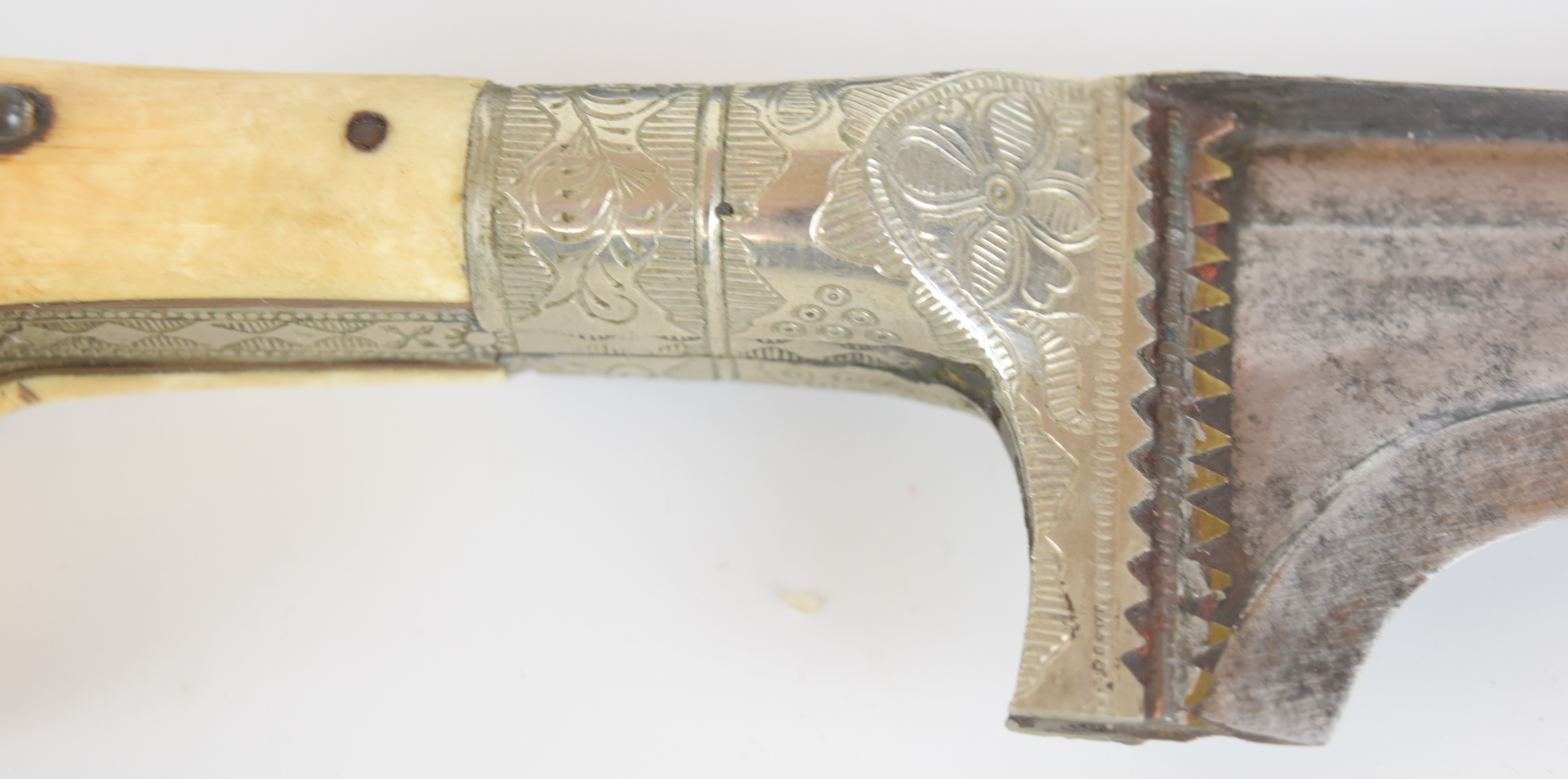 Indo Persian Pesh-Kabz knife or dagger with ivory grips to the curved handle, engraved decoration - Image 3 of 8