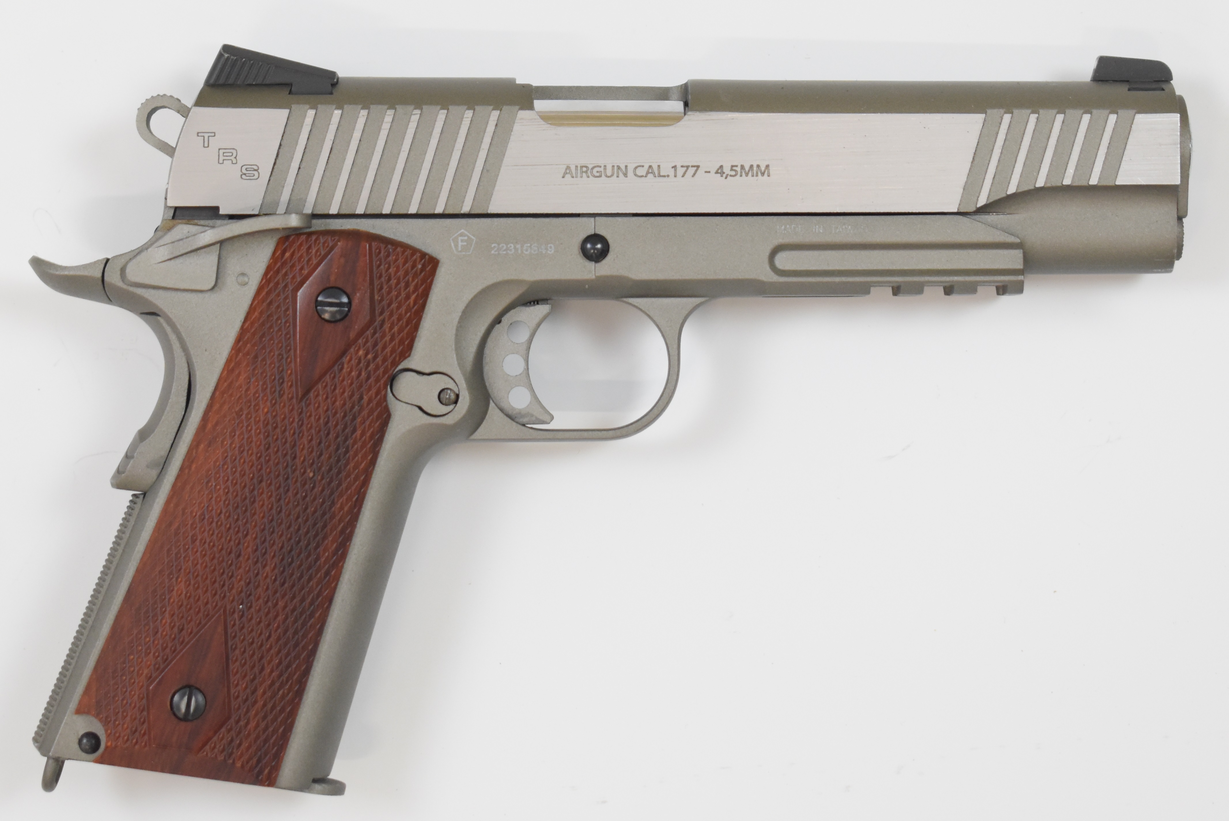 Swiss Arms SA 1911 .177 CO2 air pistol with chequered faux wooden grips, multi-shot magazine and - Image 3 of 4