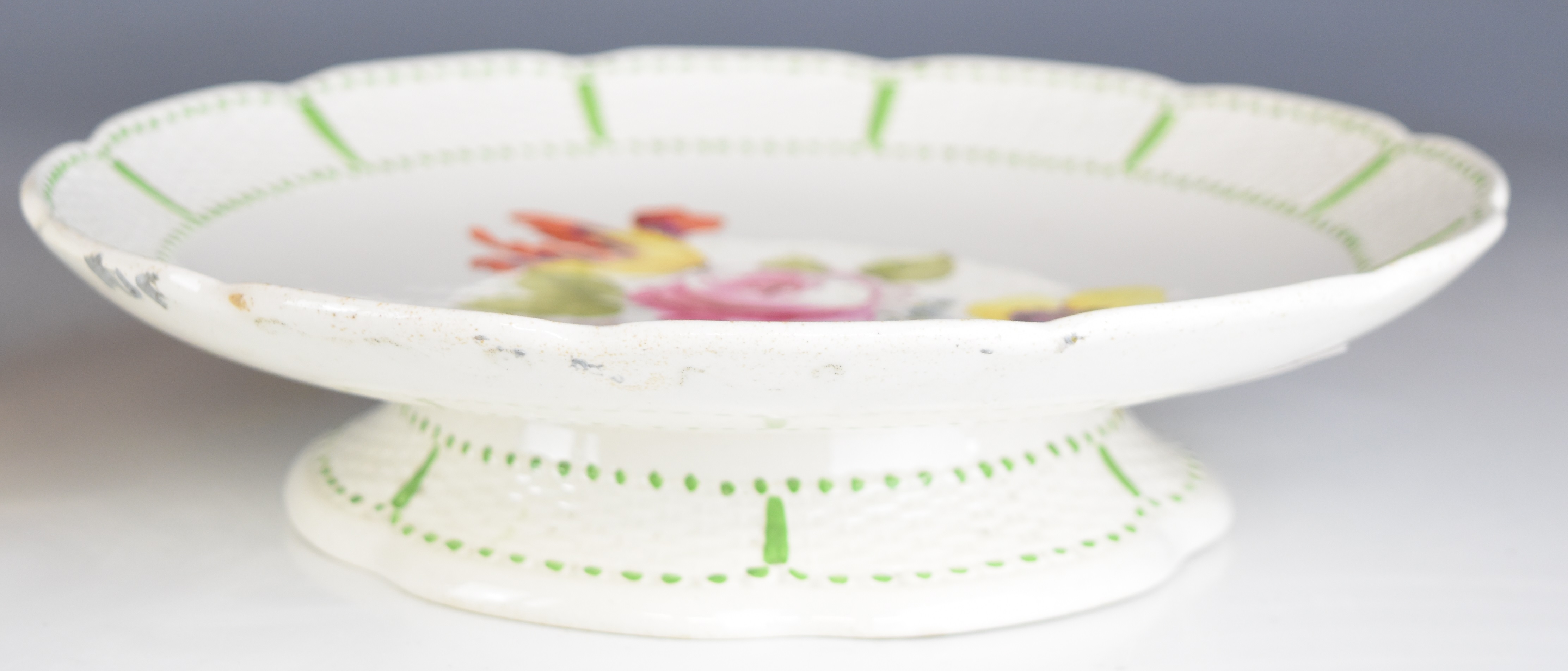 Wedgwood dessert set with relief moulded basket weave surround and floral decoration, comprising - Image 6 of 7