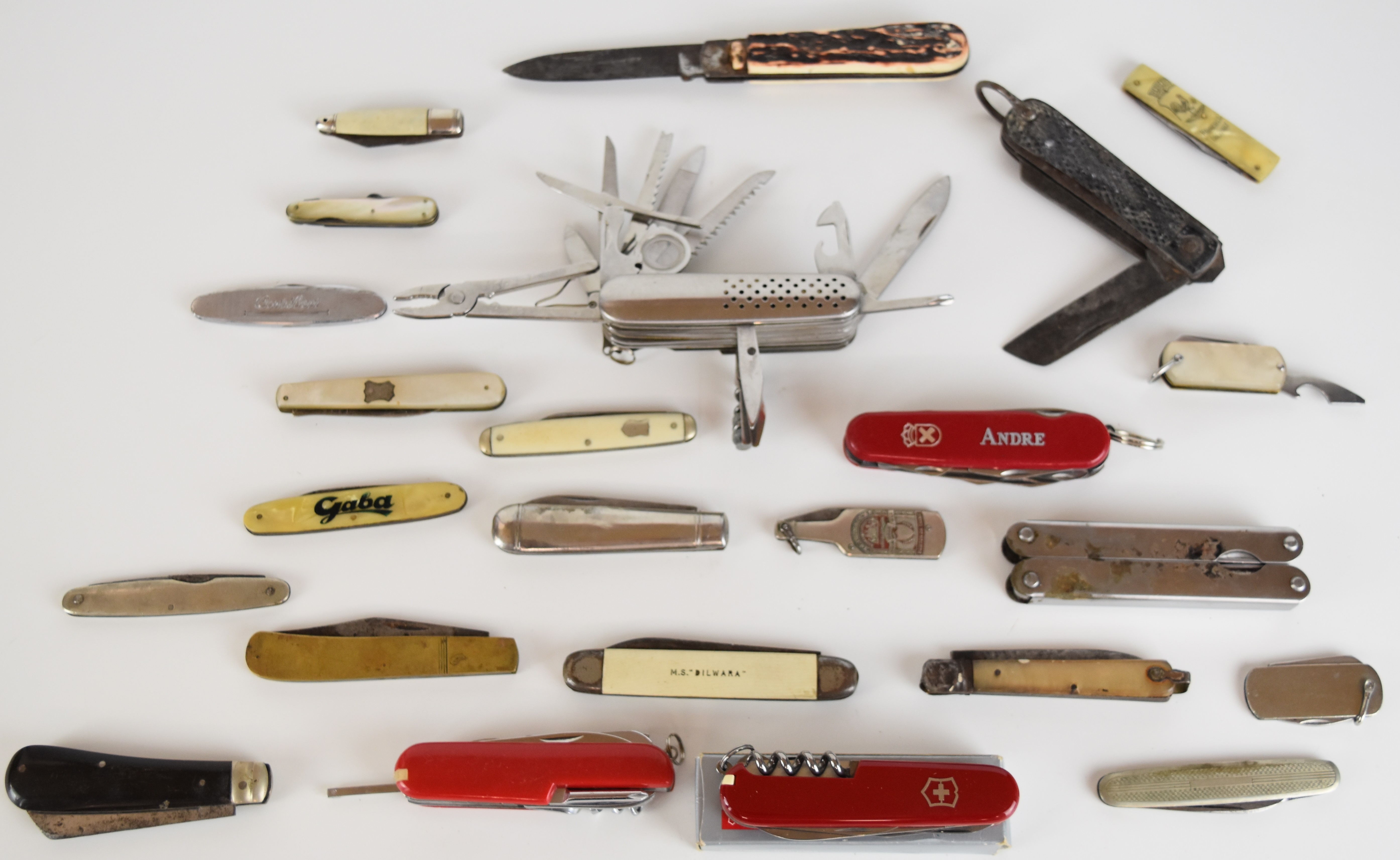 Twenty three pocket knives including multi blade / tool Victorinox and Victorinox type, a