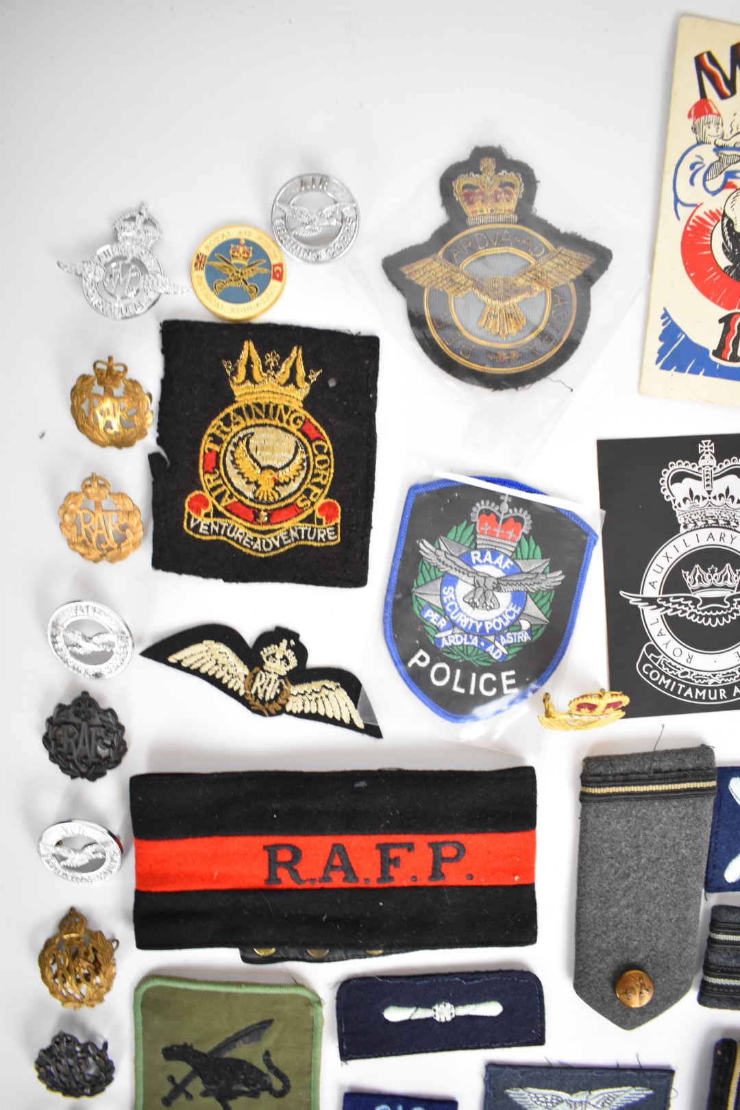 Collection of approximately 80 Royal Air Force badges and insignia both metal and cloth including - Image 6 of 14