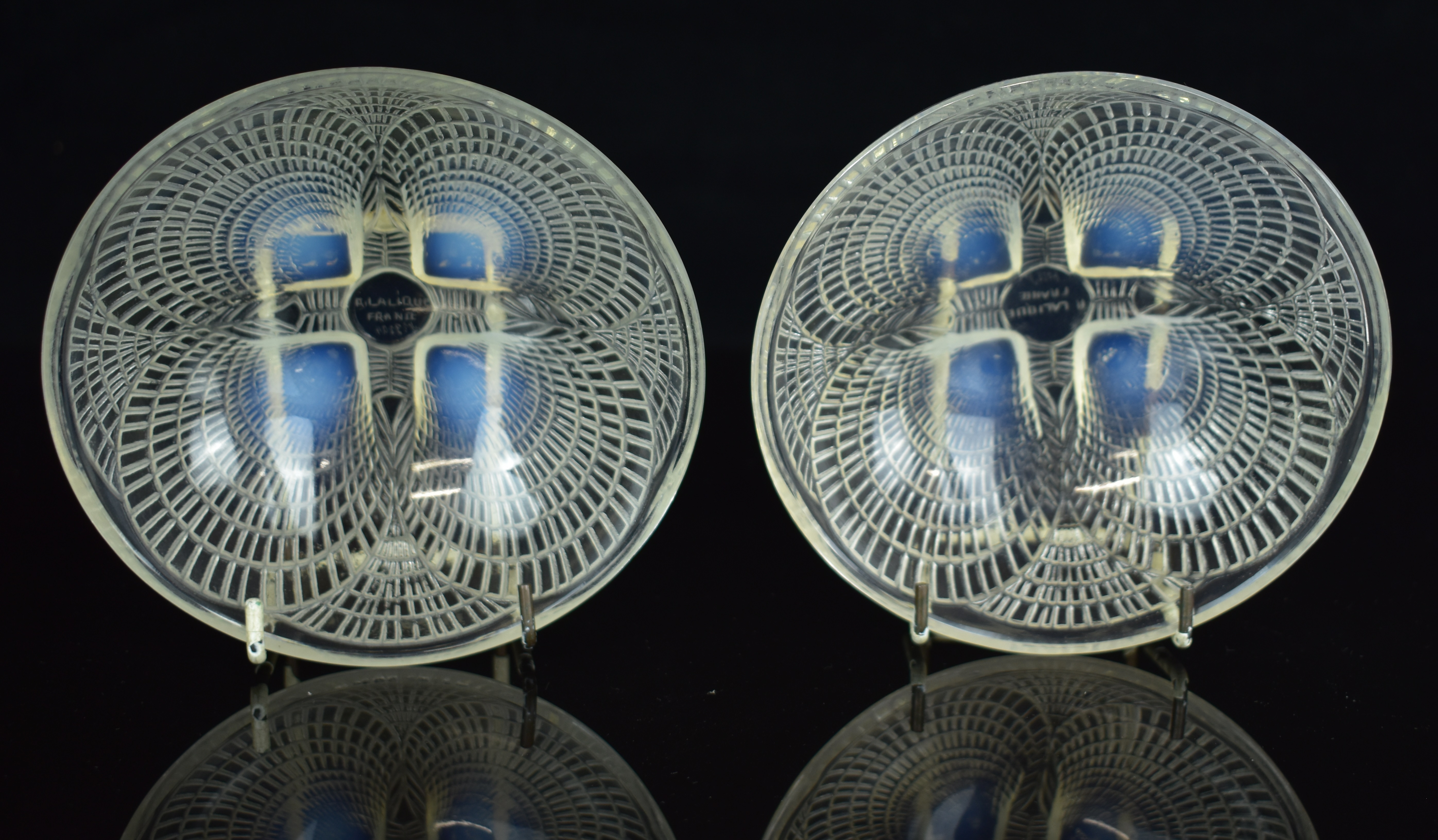 Lalique Coquilles pattern pair of opalescent glass bowls decorated with shells, each 13.3cm in - Image 5 of 14