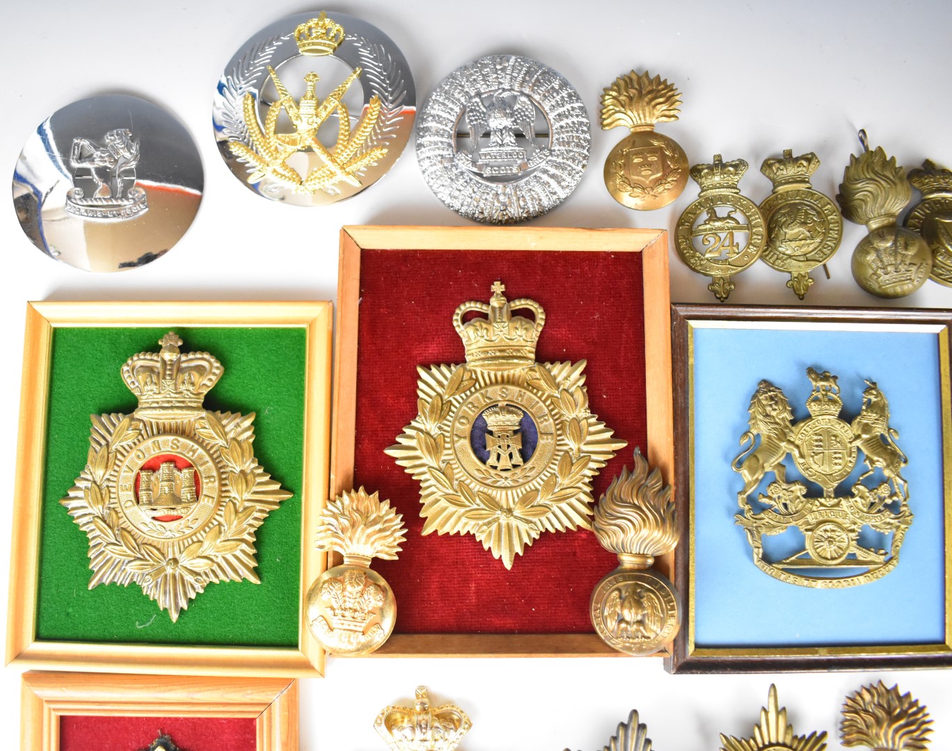 Collection of approximately 40 British Army badges for Glengarry, bearskin and other headwear - Image 12 of 14