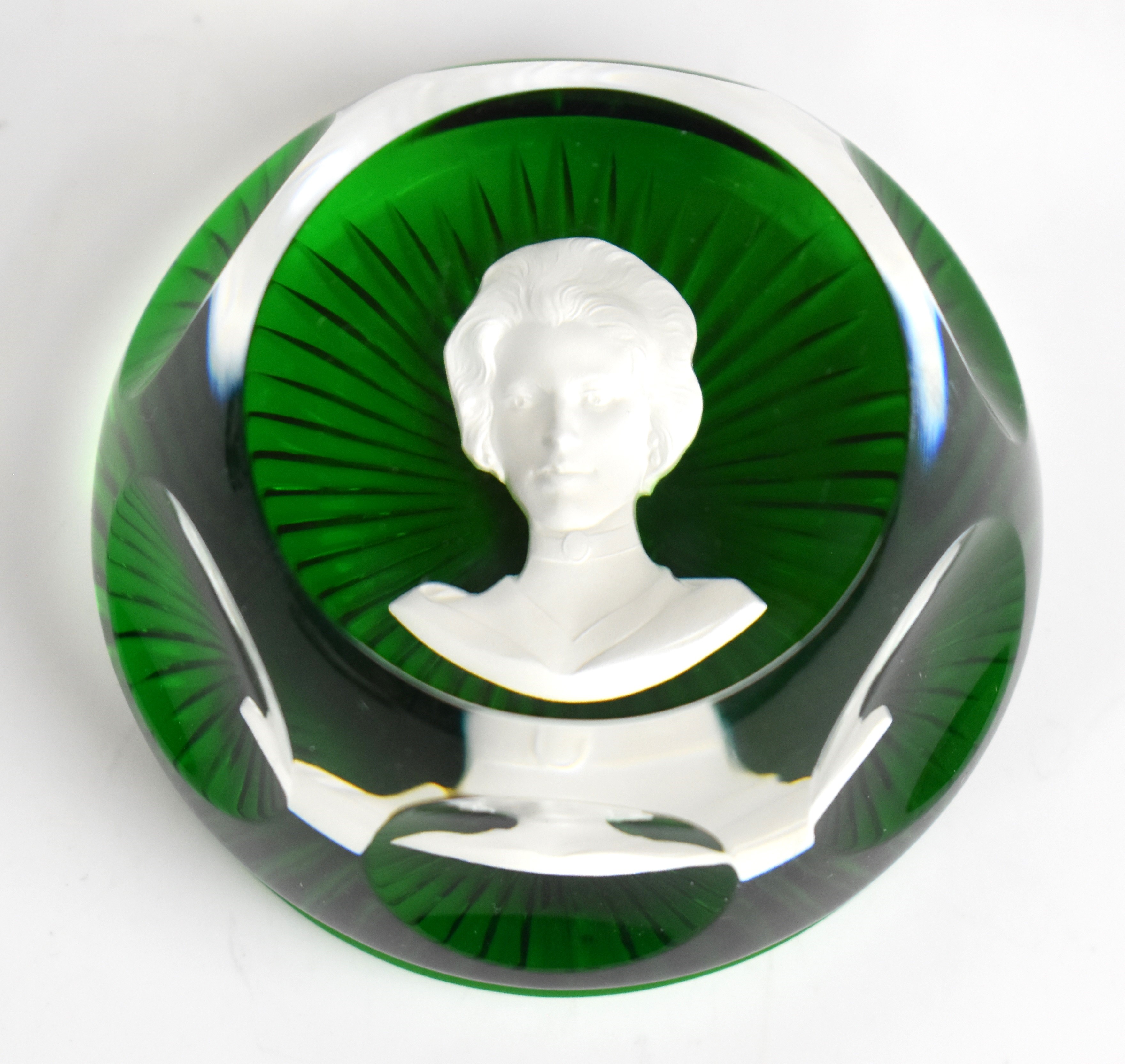 Four Baccarat Royal Cameos in Crystal limited edition sulphide glass paperweights all with cut - Image 5 of 5