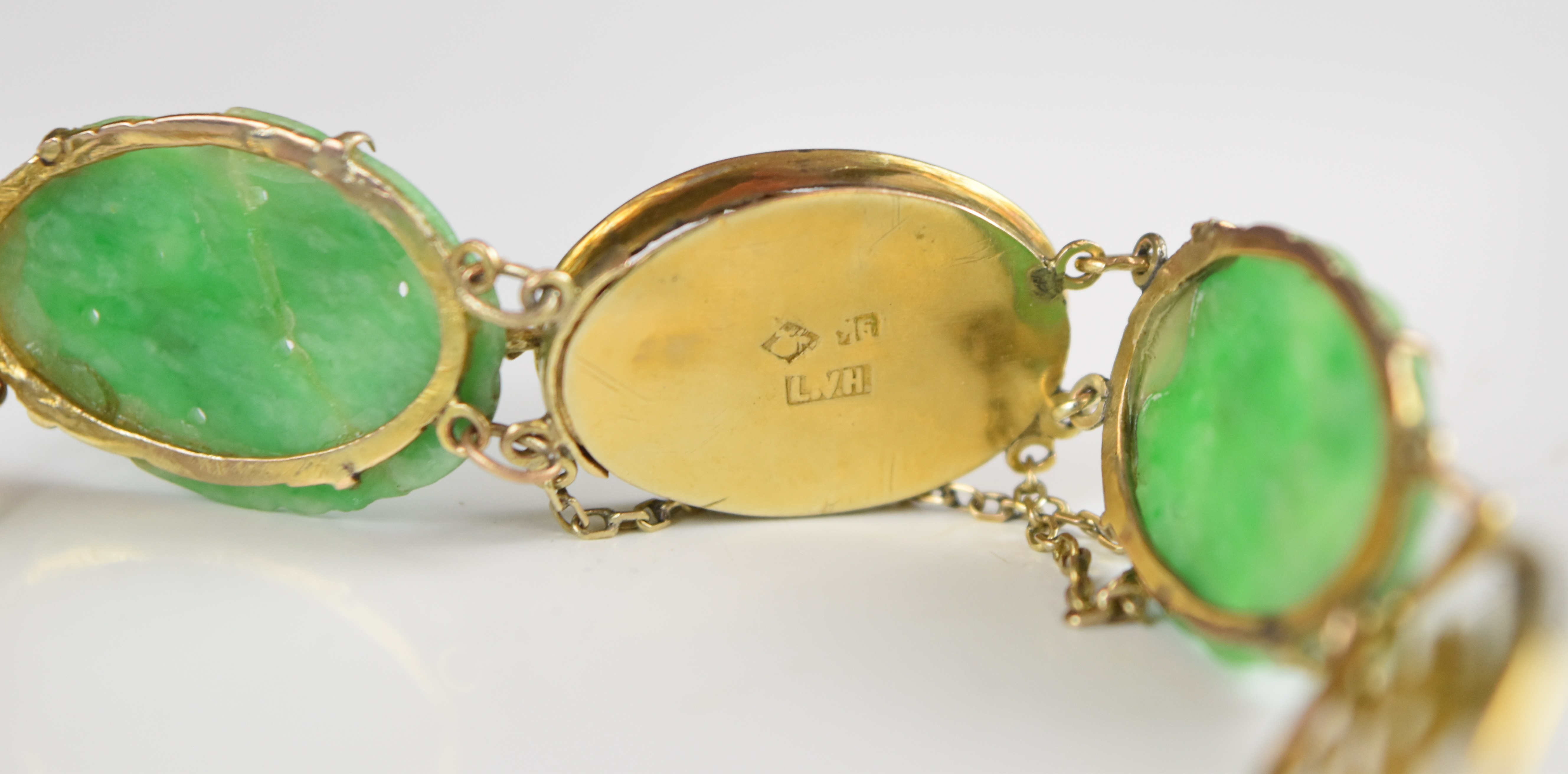 A 9k gold Chinese bracelet set with carved jadeite panels and pierced character links, 12.1g - Image 3 of 4