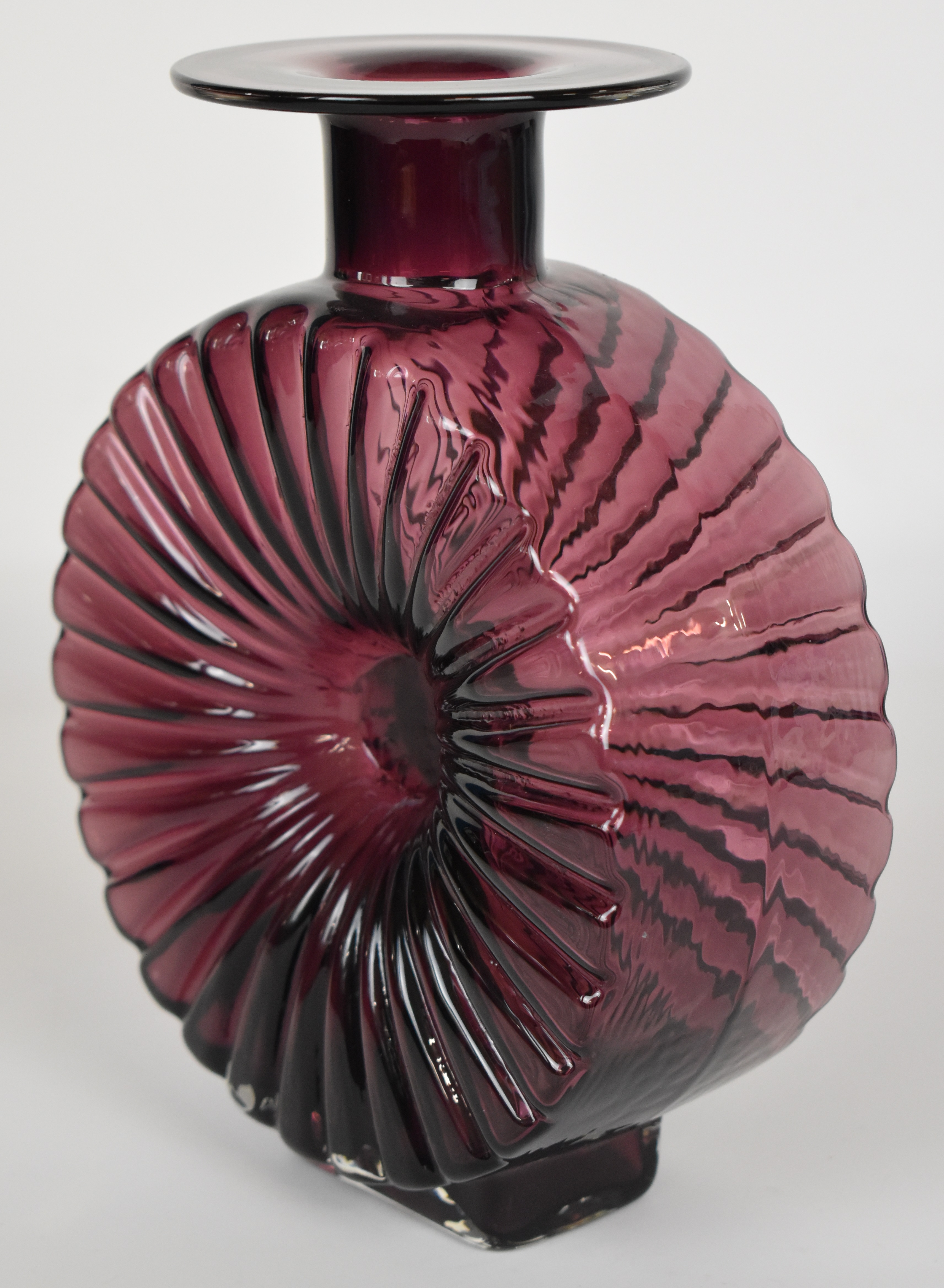 Helena Tynell for Riihimaen Lasi Riihimaki Aurinkopullo Sun Bottle glass vase in aubergine, 22.5cm - Image 4 of 4