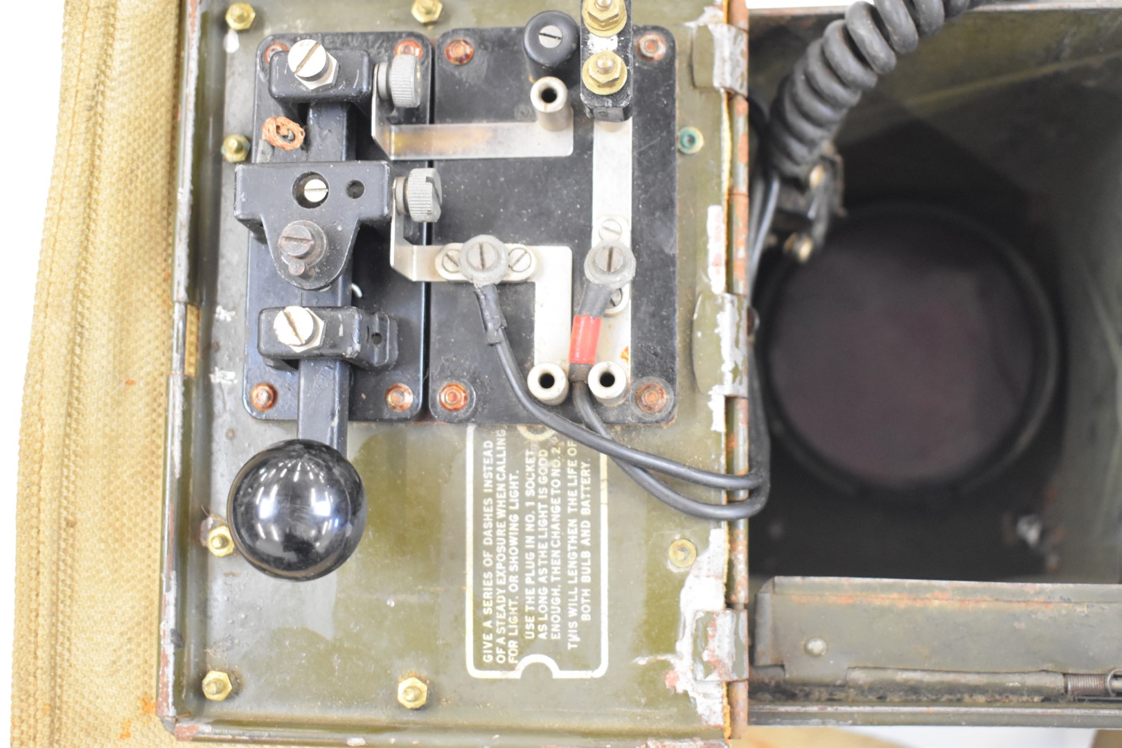 Military signalling lamp, box and bulbs, integral Morse key to lid - Image 5 of 6
