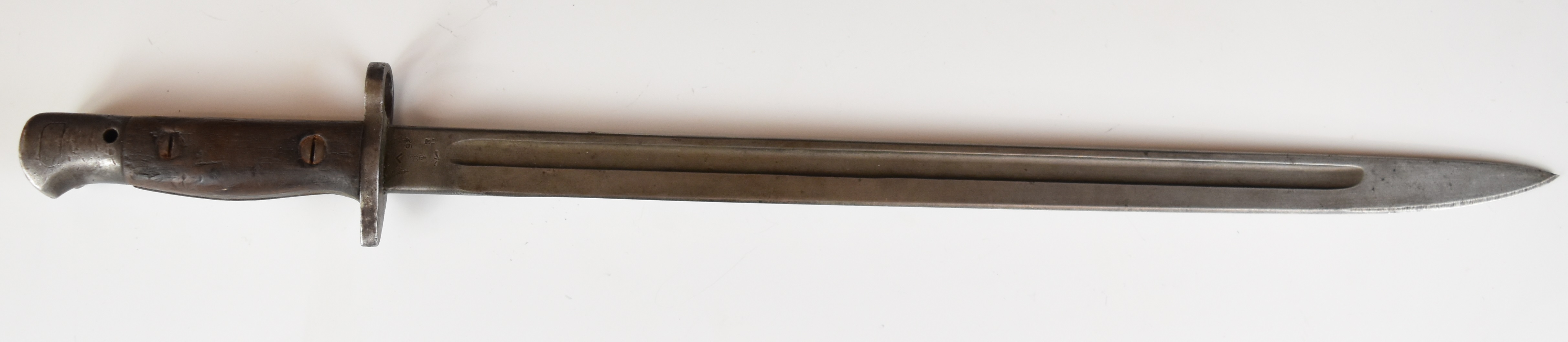 British WW1 1907 pattern bayonet with good stamps to ricasso and 43cm fullered straight blade.