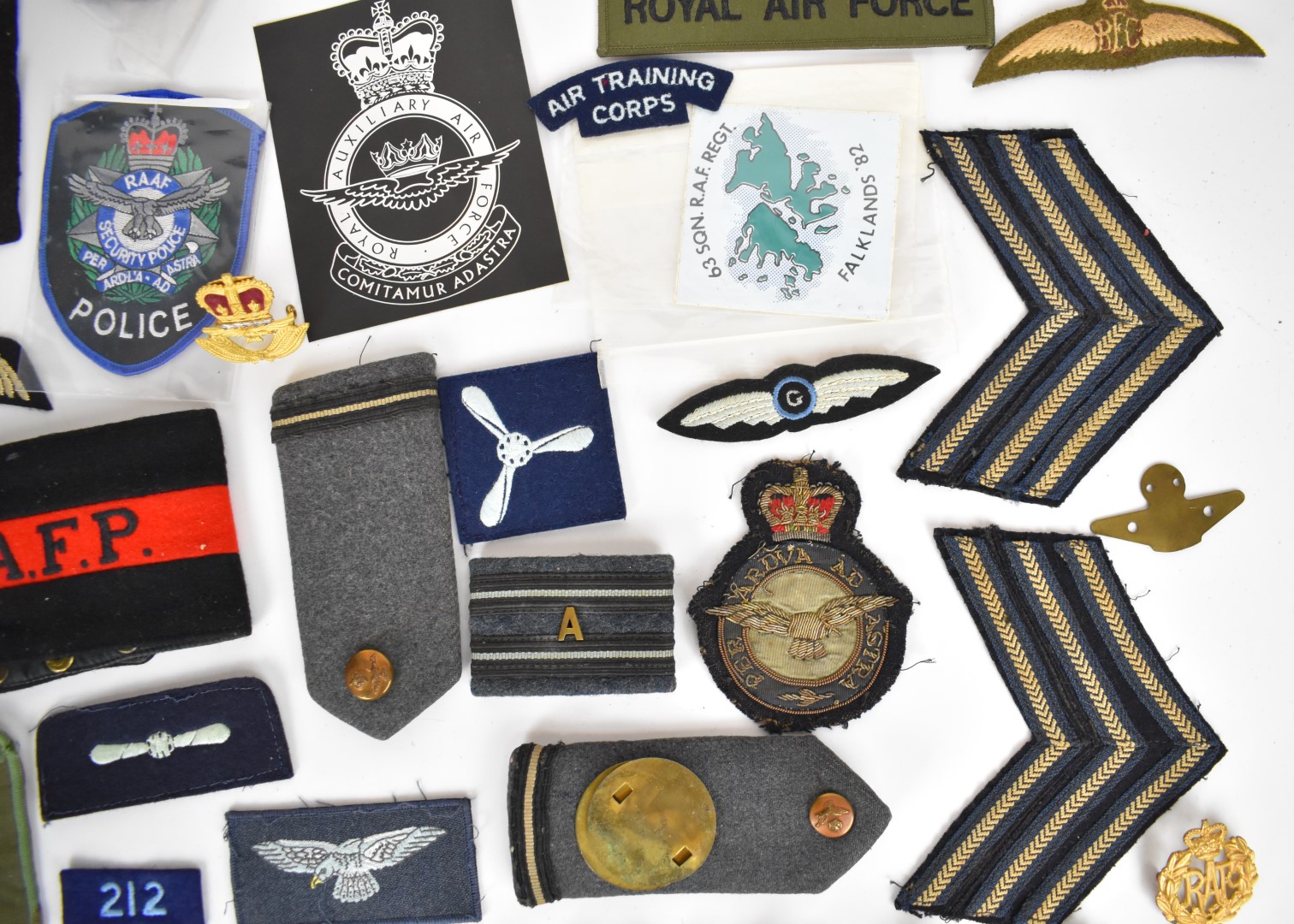 Collection of approximately 80 Royal Air Force badges and insignia both metal and cloth including - Image 4 of 14