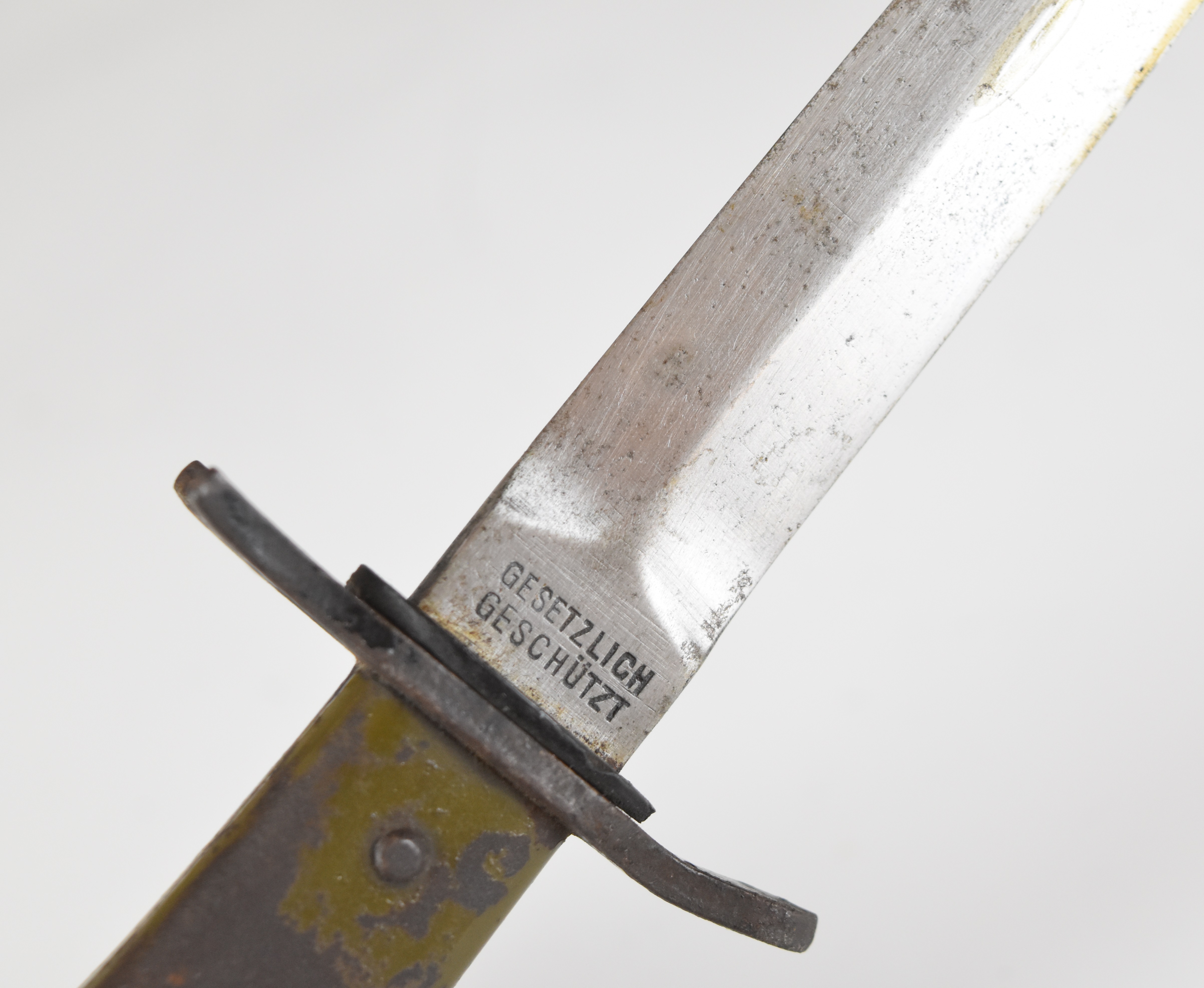 German WW1 crank handled trench knife bayonet with Demag Duisberg and Gesetzlich Geschutzt to - Image 5 of 8
