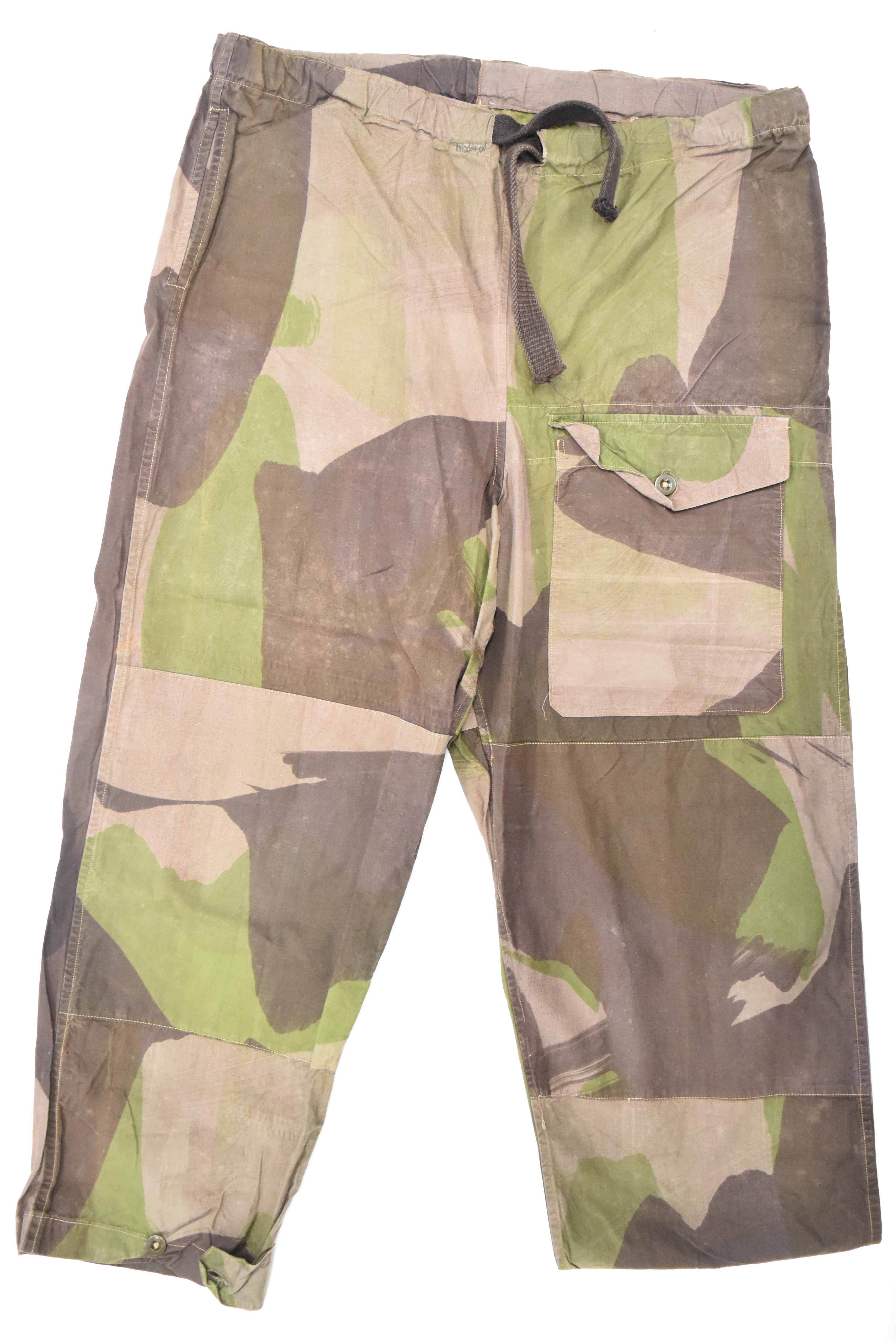 British WW2 SAS windproof camouflage trousers with single front pocket, cloth ties, external label
