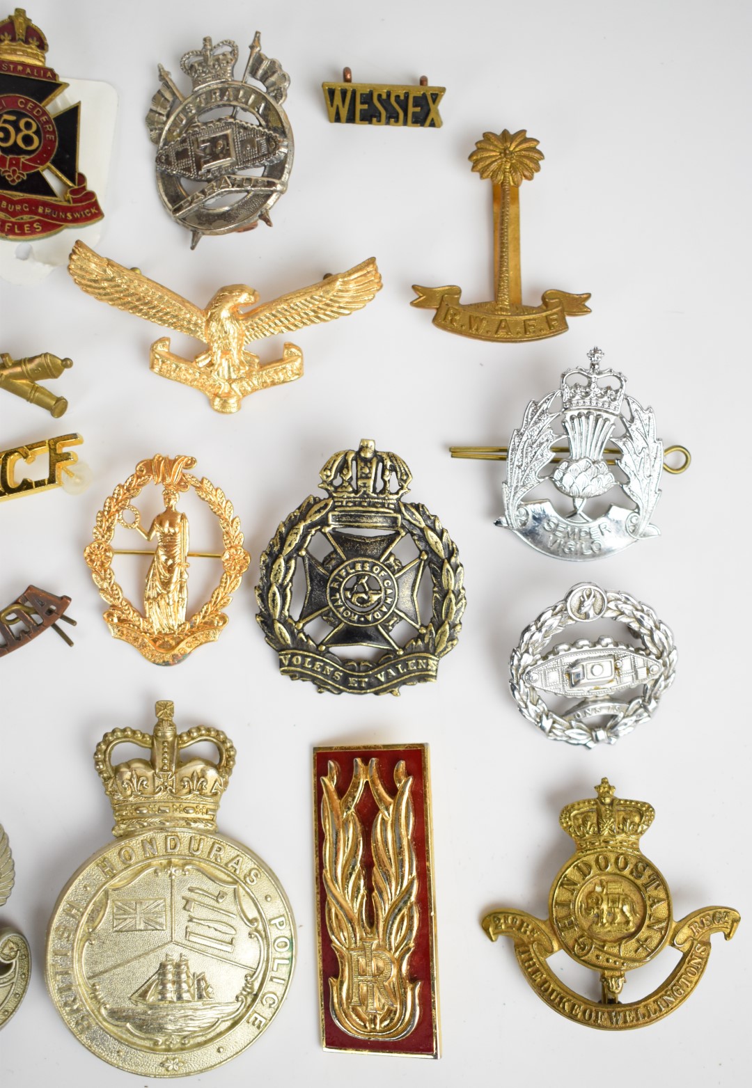 Approximately twenty overseas cap badges / badges including Australia Tank Regiment, South Africa - Image 3 of 5