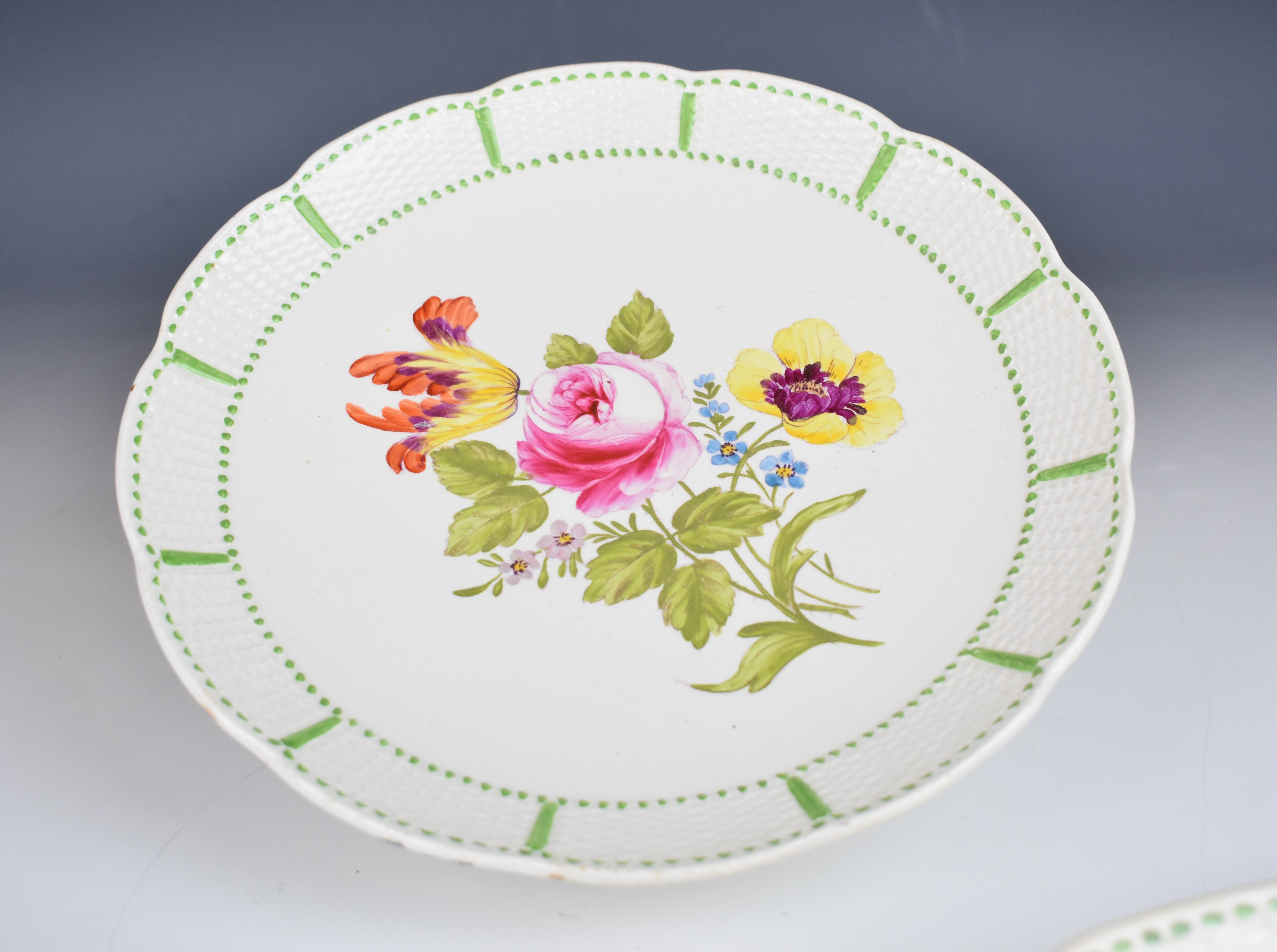 Wedgwood dessert set with relief moulded basket weave surround and floral decoration, comprising - Image 3 of 7