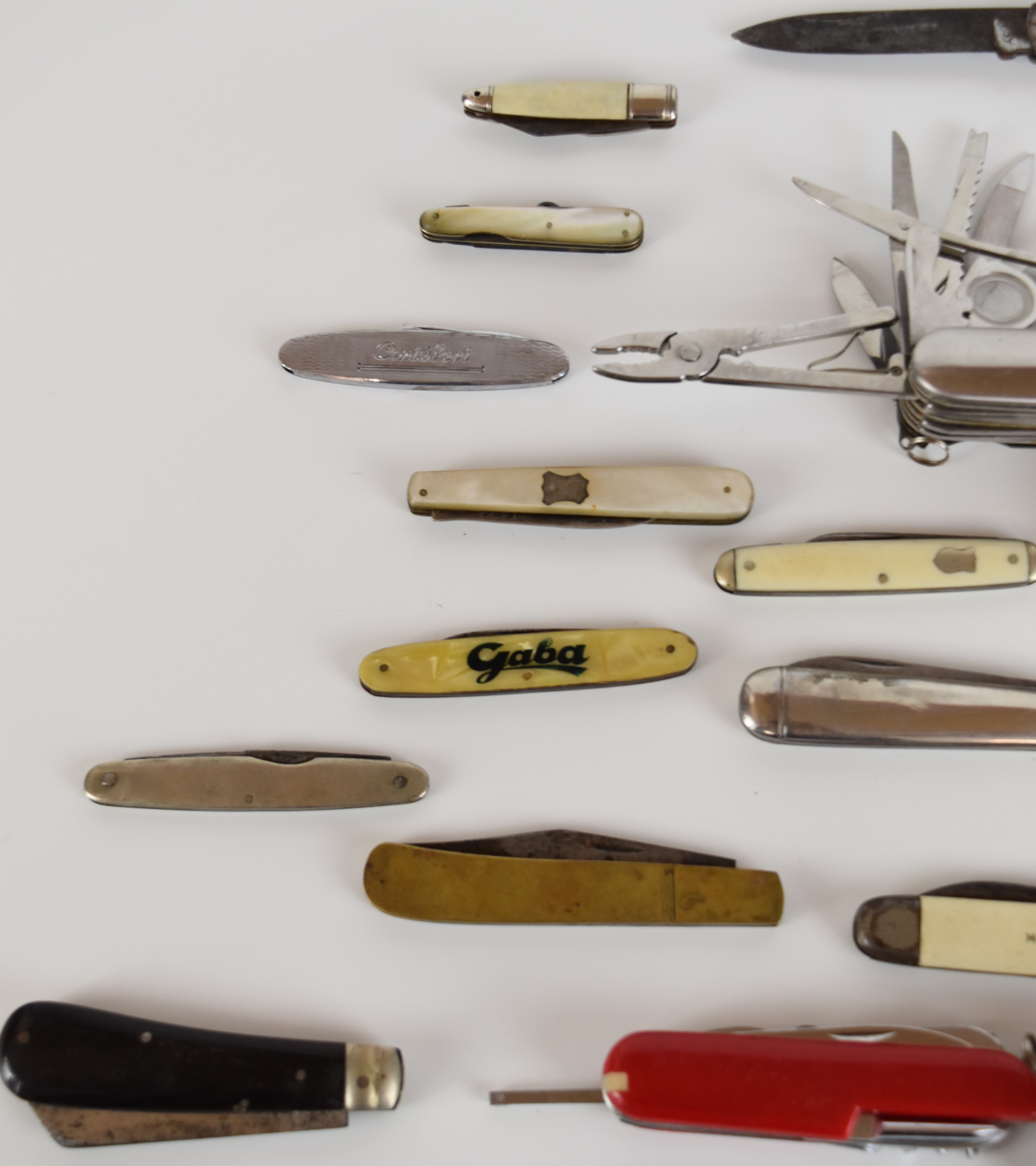 Twenty three pocket knives including multi blade / tool Victorinox and Victorinox type, a - Image 2 of 3