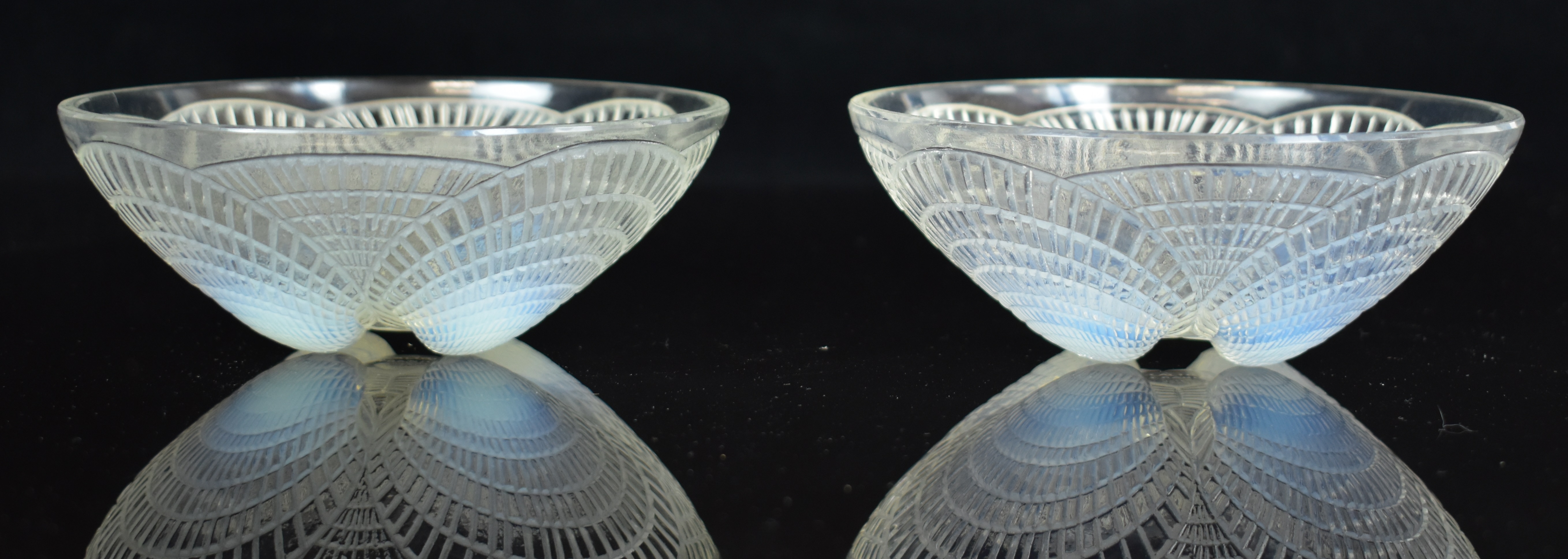 Lalique Coquilles pattern pair of opalescent glass bowls decorated with shells, each 13.3cm in - Image 8 of 14