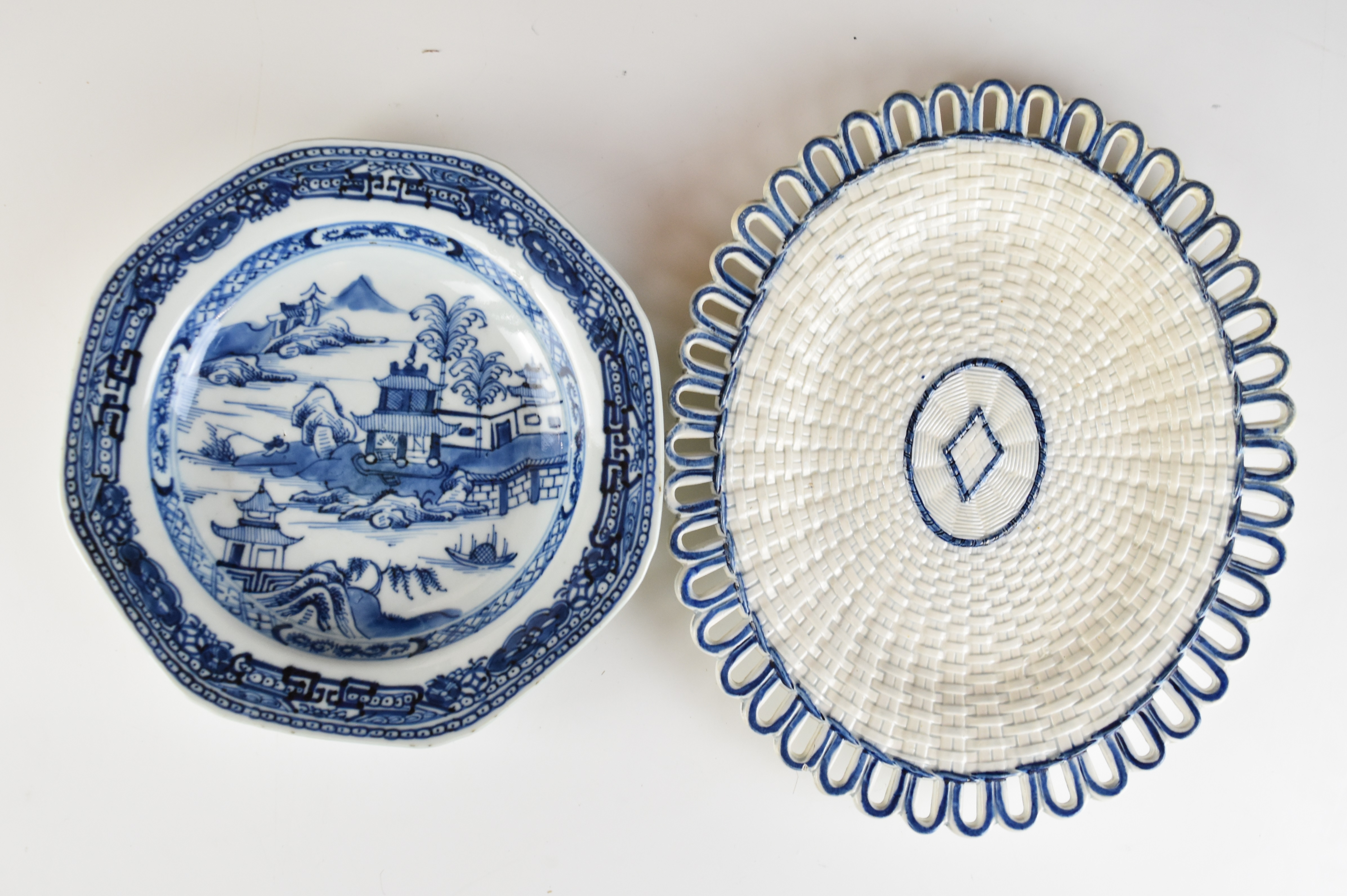 19thC blue and white English and Chinese porcelain / ceramics including Chinese export dish, - Image 9 of 10