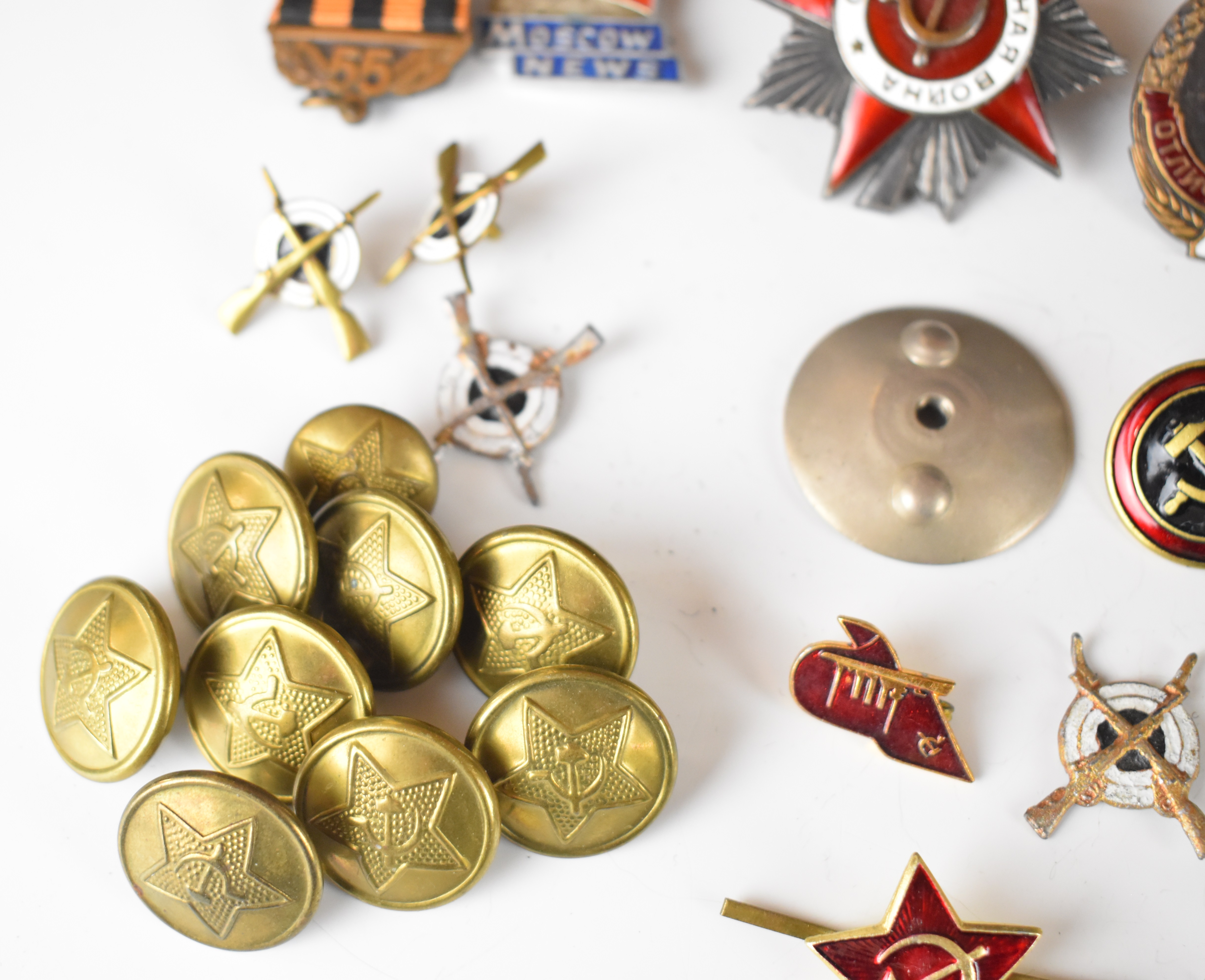 Approximately 30 Russian enamel badges including Liberation of Belgrade, Order of the Red Star and - Image 13 of 14