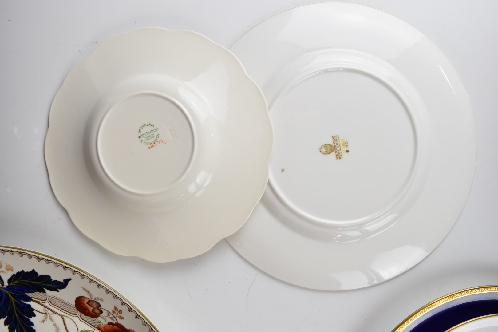 Wedgwood large charger, cabinet plates and Laurence Scarfe pin dish, largest diameter 41cm - Image 7 of 7