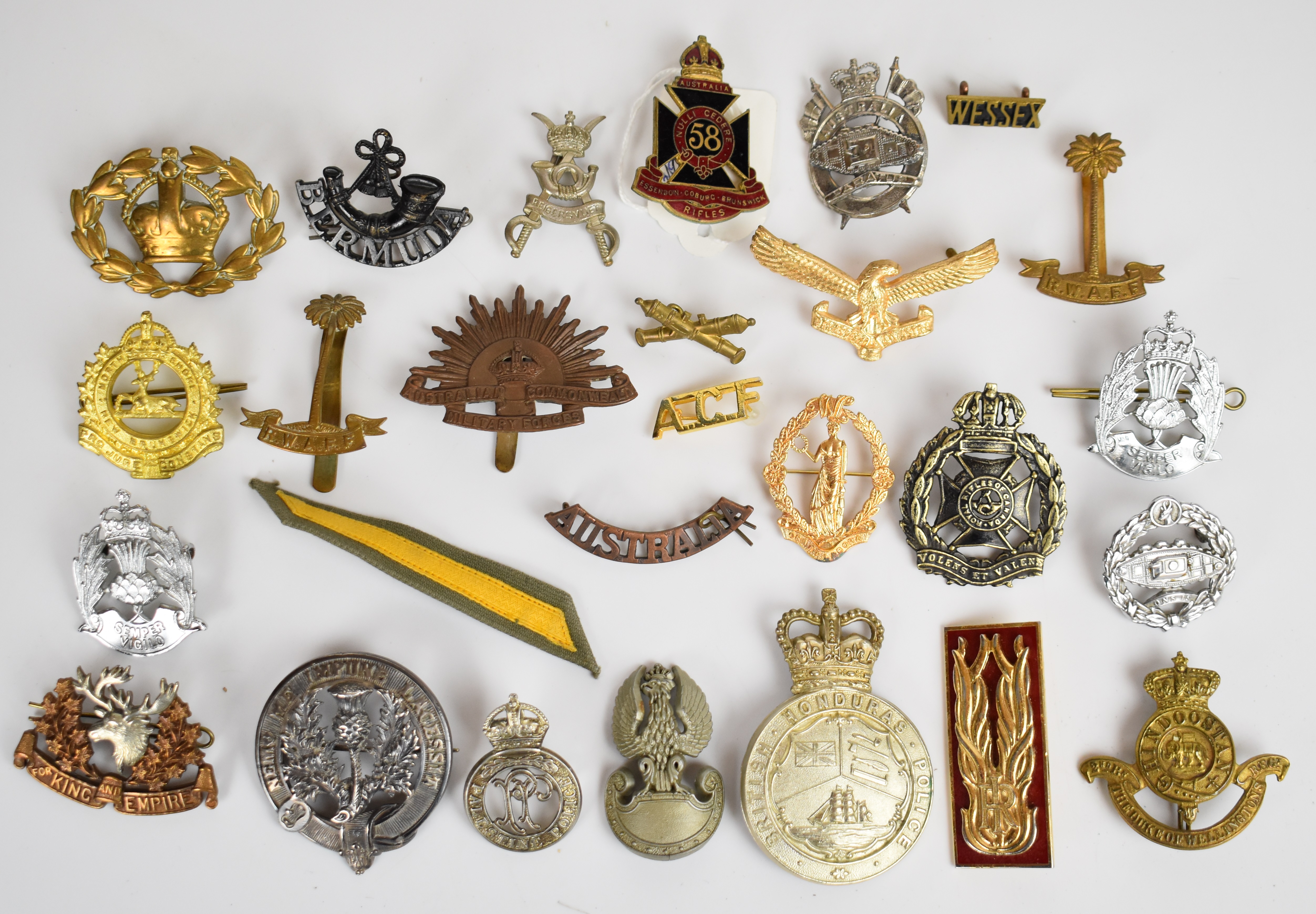 Approximately twenty overseas cap badges / badges including Australia Tank Regiment, South Africa