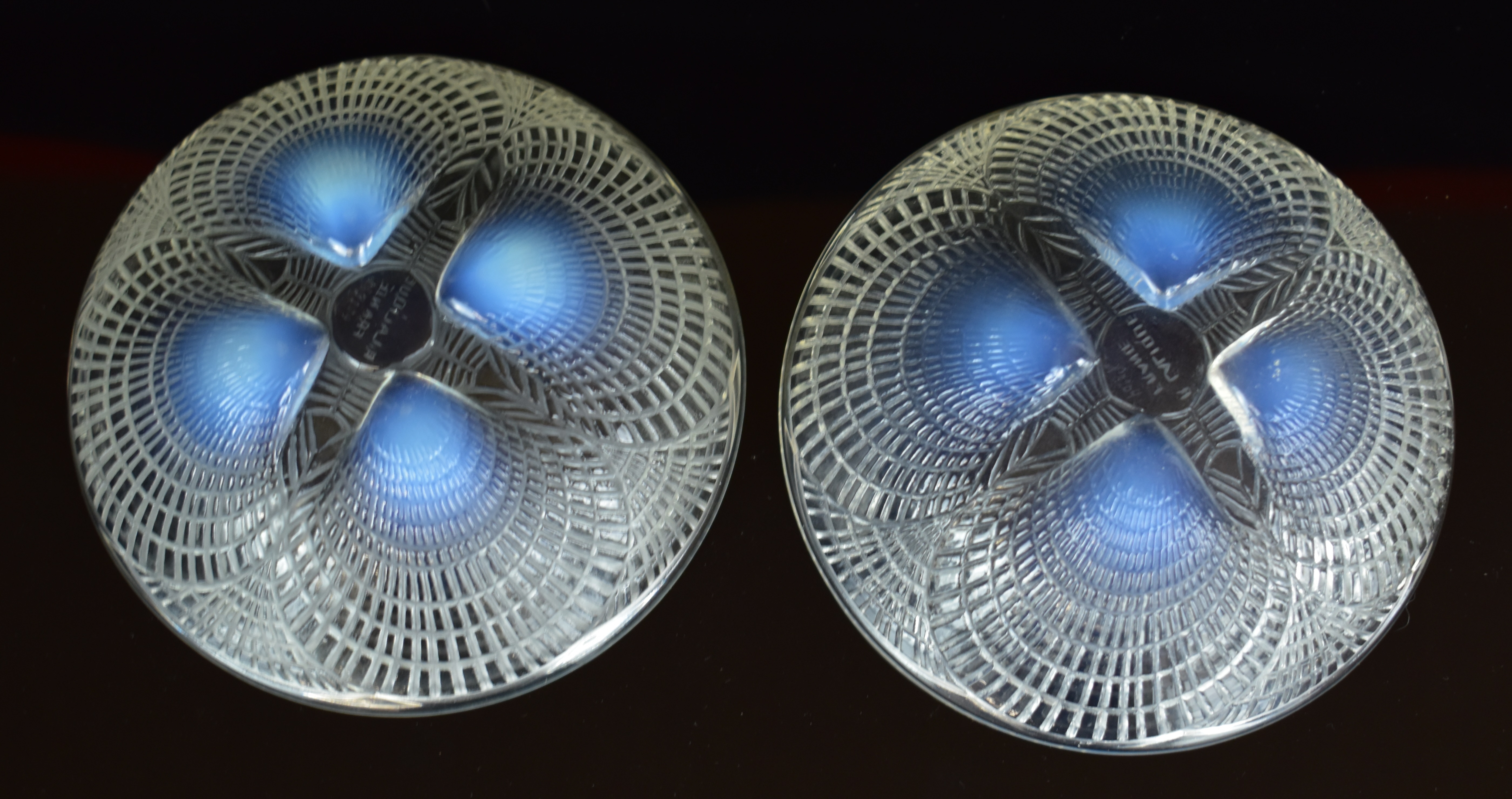 Lalique Coquilles pattern pair of opalescent glass bowls decorated with shells, each 13.3cm in - Image 11 of 14