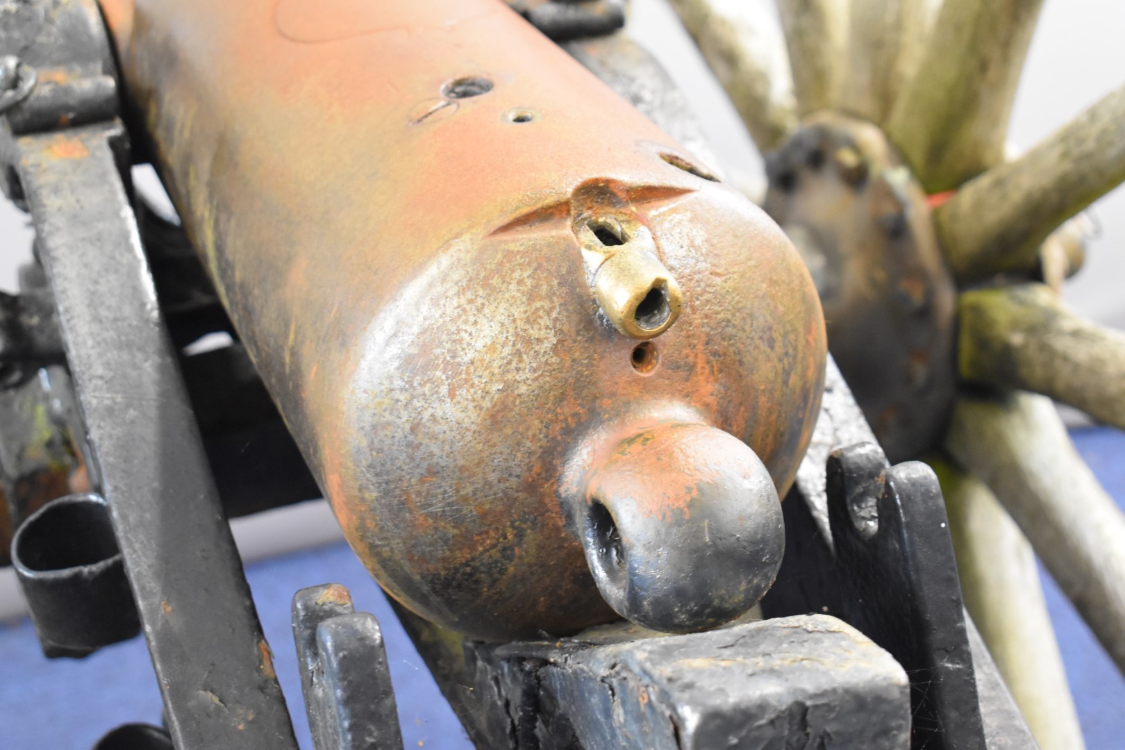 British Mark IV steel 7-pounder 200lbs RML (rifled muzzle loading) gun. The 40 inch graduated barrel - Image 12 of 13