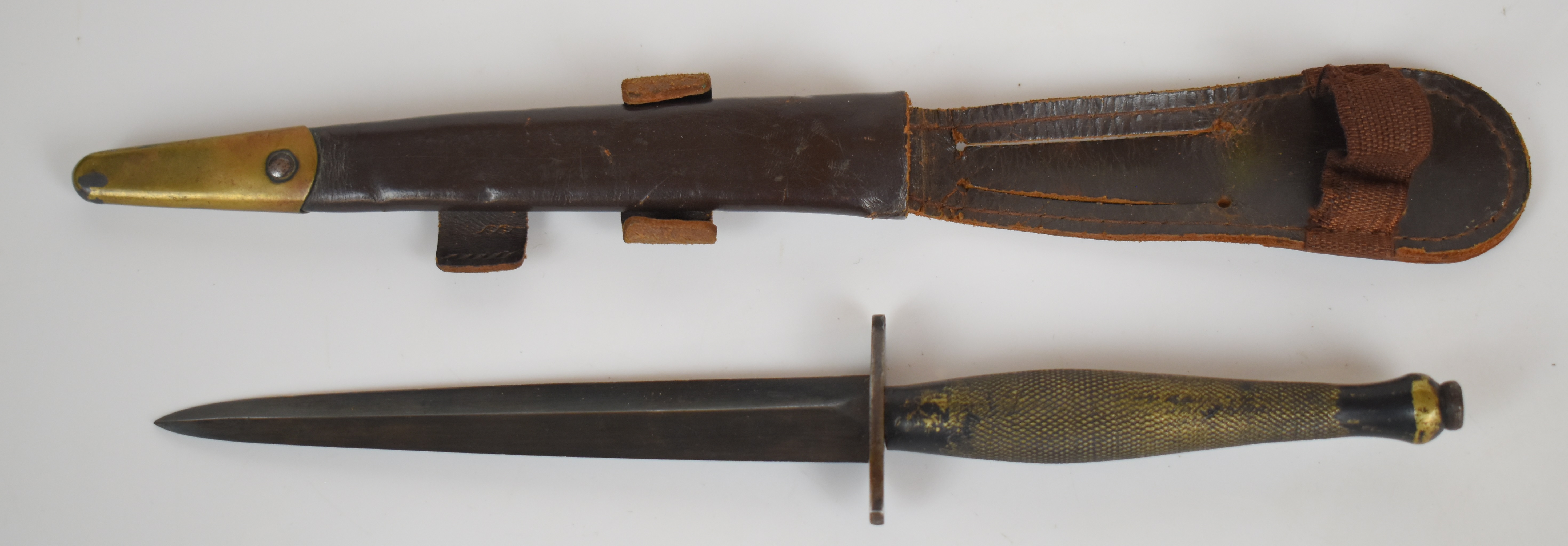 British WW2 Fairbairn Sykes 2nd pattern fighting knife stamped 82 to cross guard, with 16cm blade - Image 3 of 4