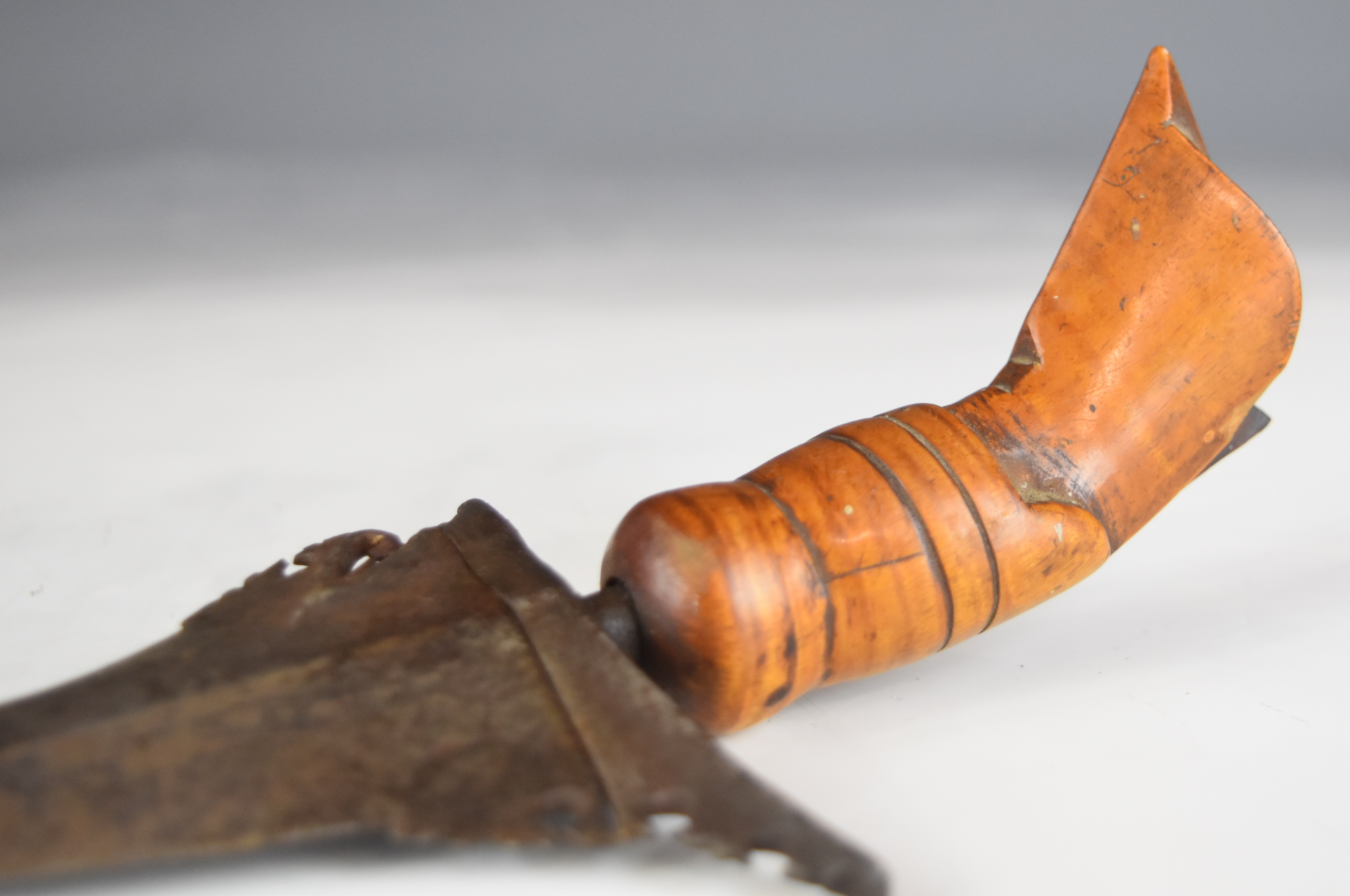 Kris dagger with carved wood pommel in shape of bird's head, 26cm part wavy double edged blade and - Image 3 of 5