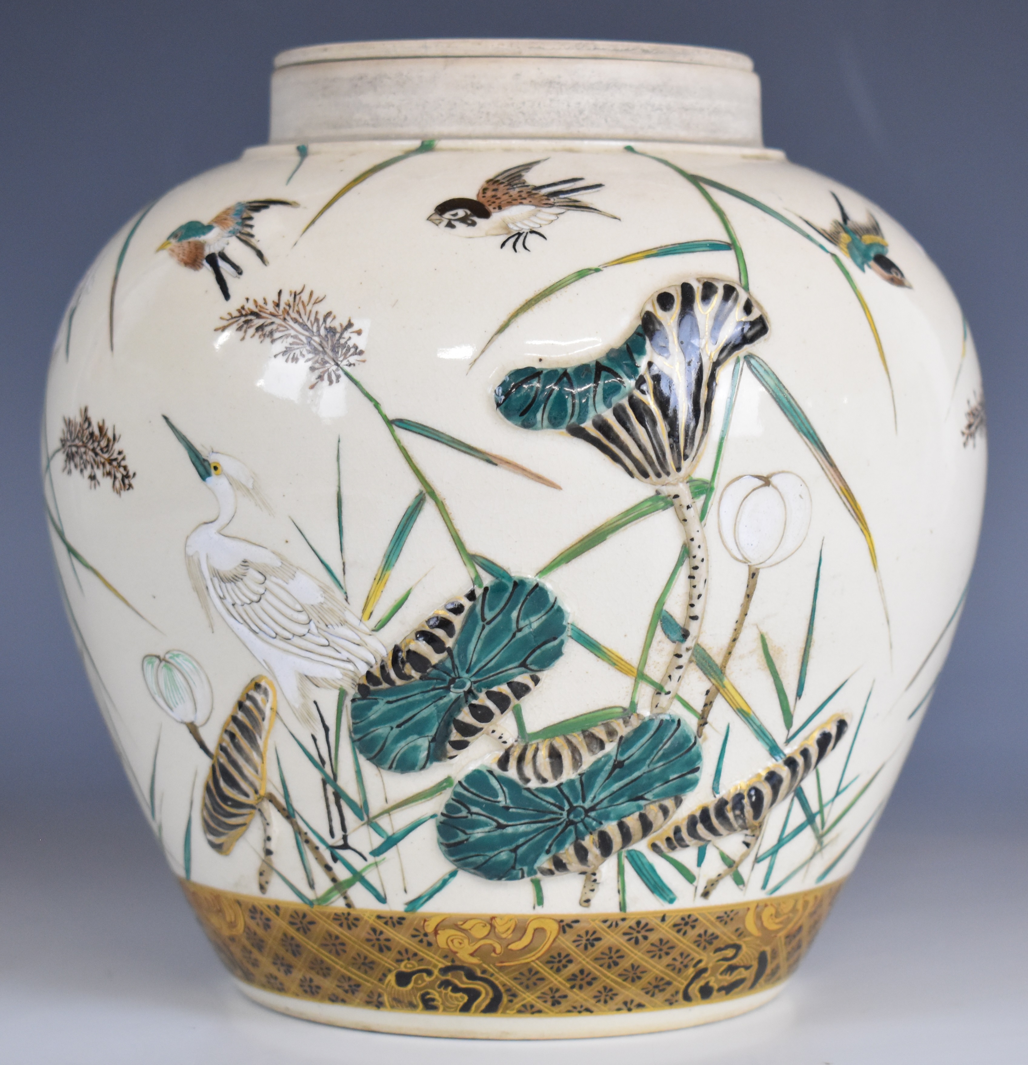 Japanese covered ginger jar with enamelled and relief moulded decoration and printed marks to - Bild 5 aus 8