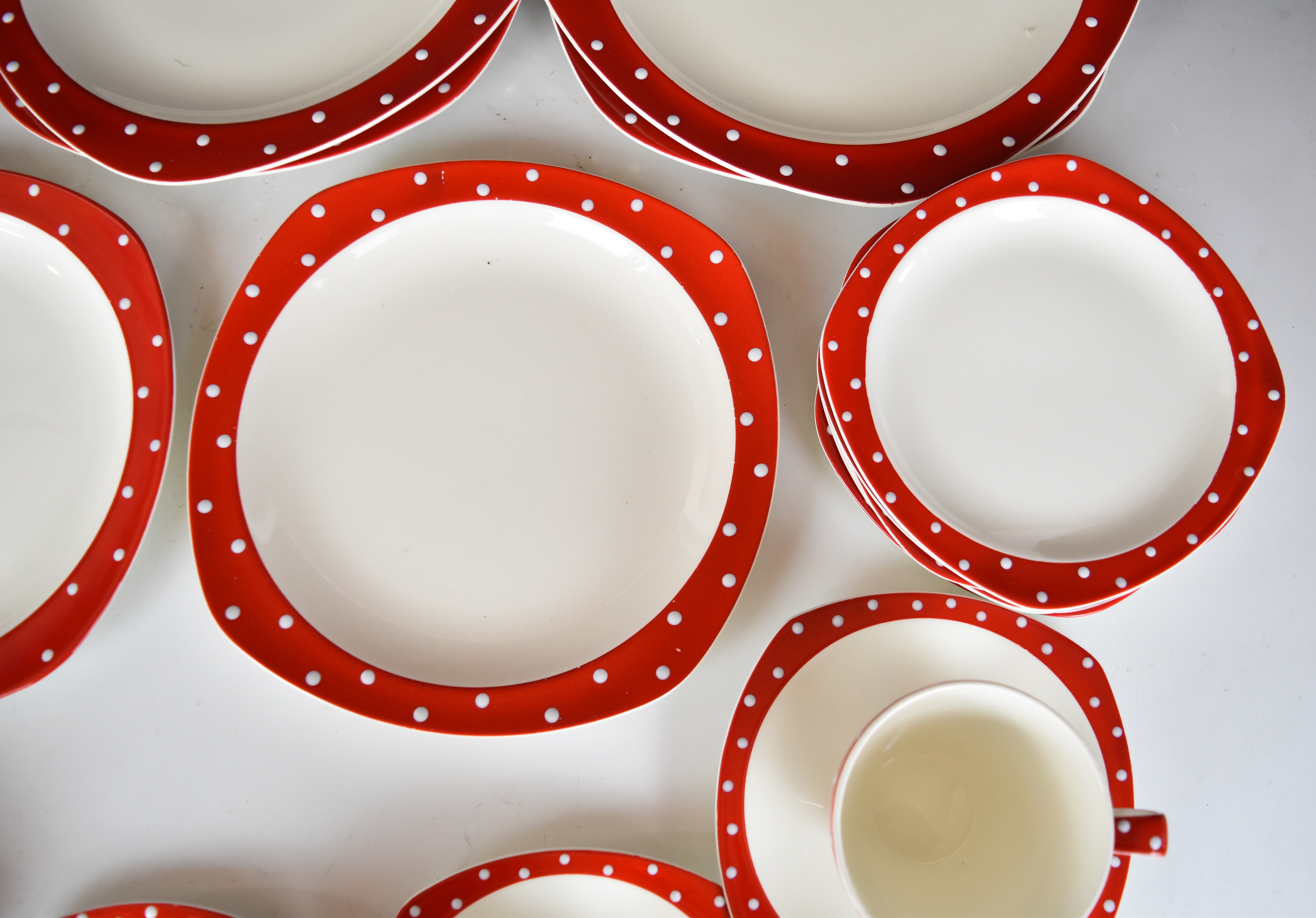 Midwinter Stylecraft tea and dinnerware decorated in the Red Domino pattern, approximately 27 - Image 4 of 5