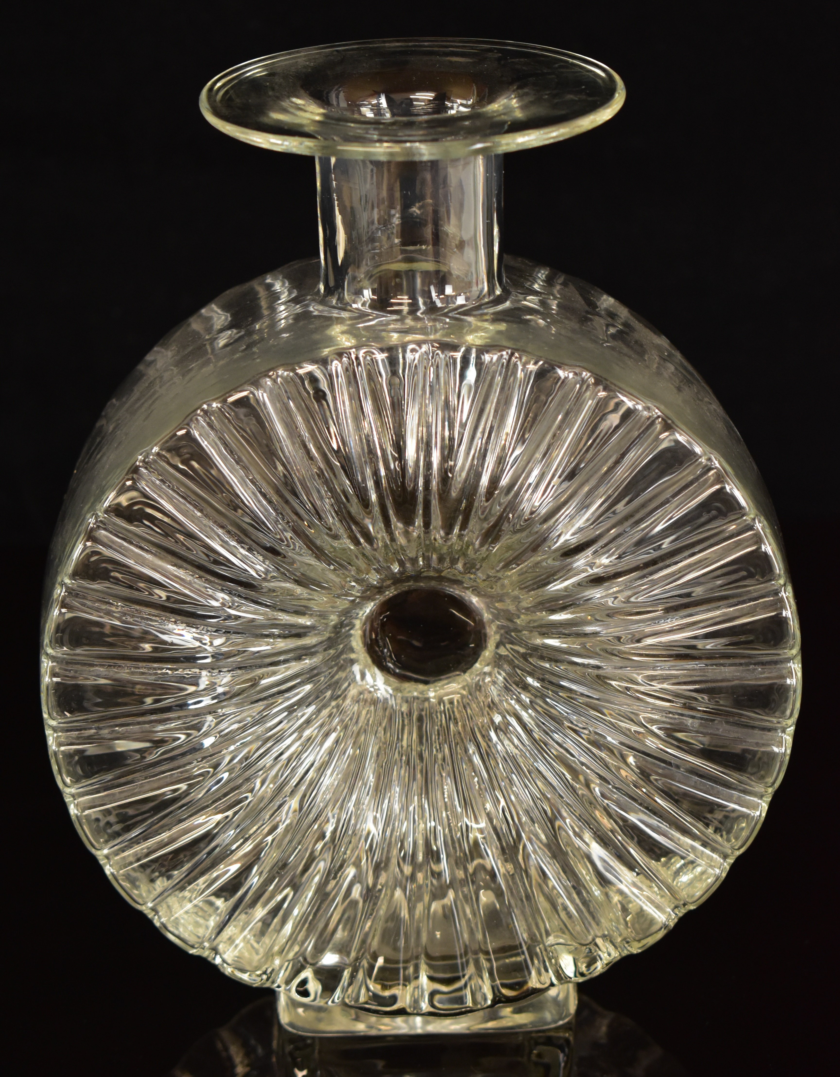 Helena Tynell for Riihimaen Lasi Riihimaki Aurinkopullo Sun Bottle clear glass vase, 23cm tall. - Image 3 of 4