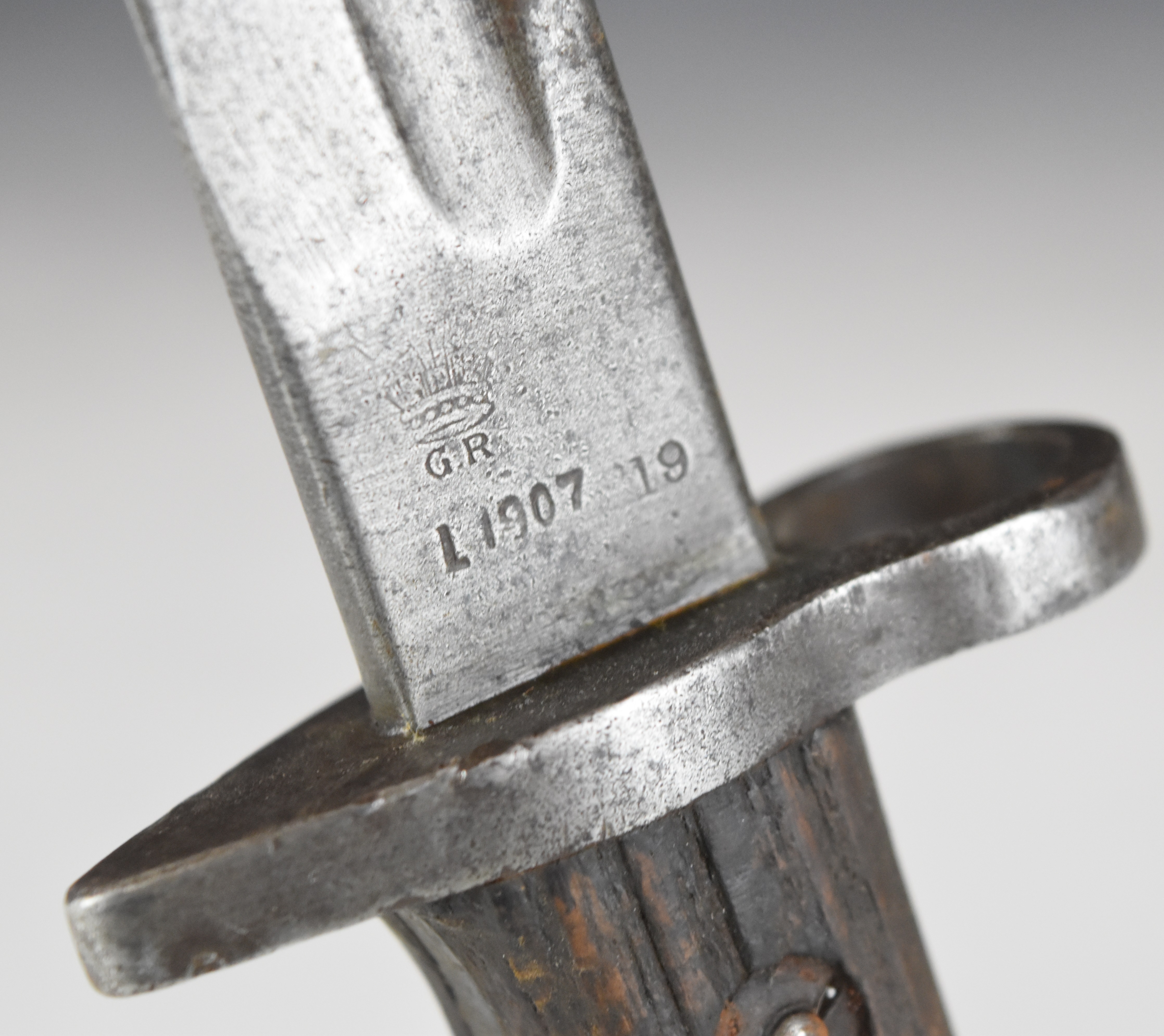 British WW1 1907 pattern bayonet with good stamps to ricasso and 43cm fullered straight blade. - Image 6 of 8