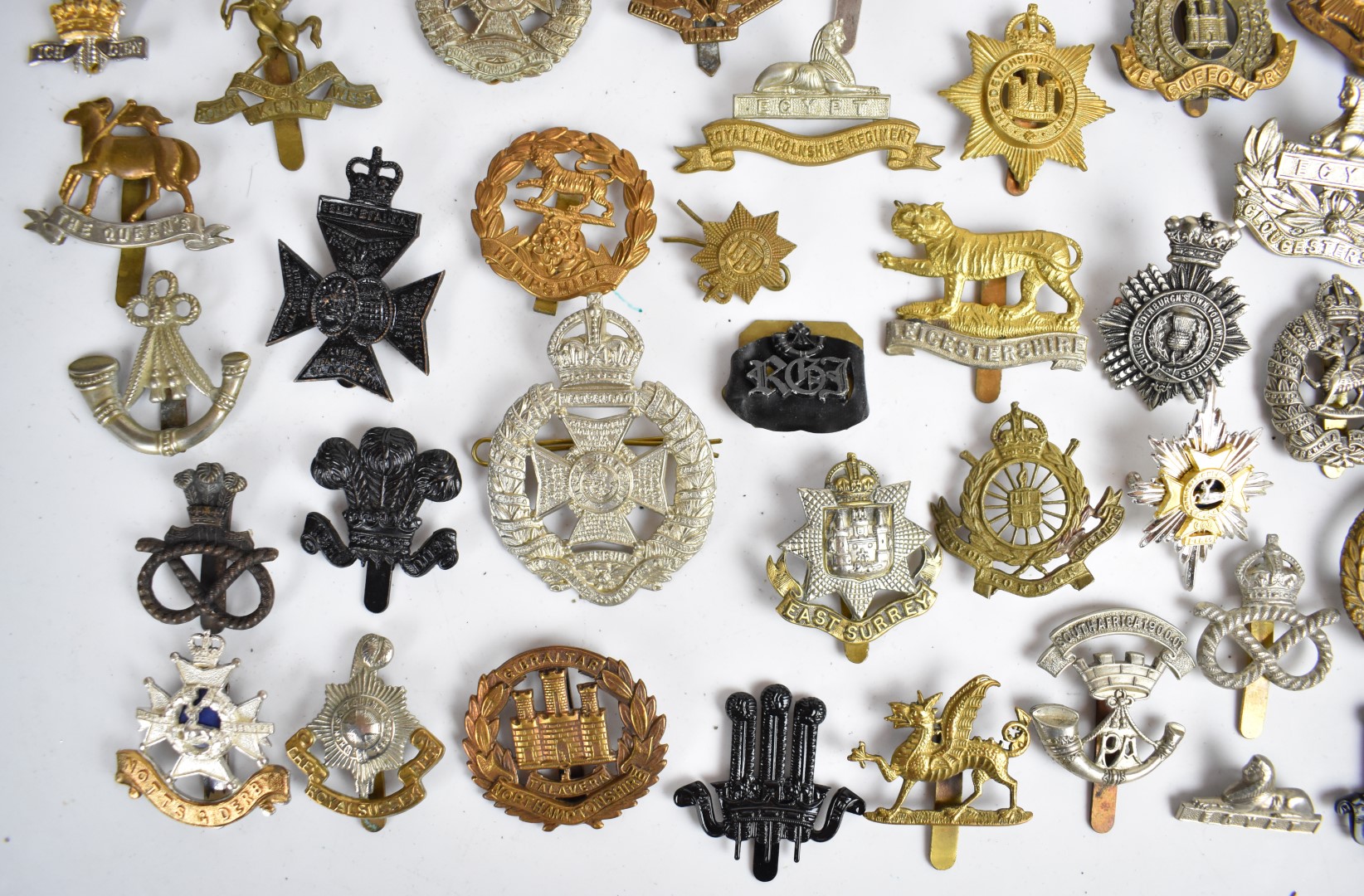 Large collection of approximately 100 British Army cap badges including Royal Sussex Regiment, - Image 9 of 14