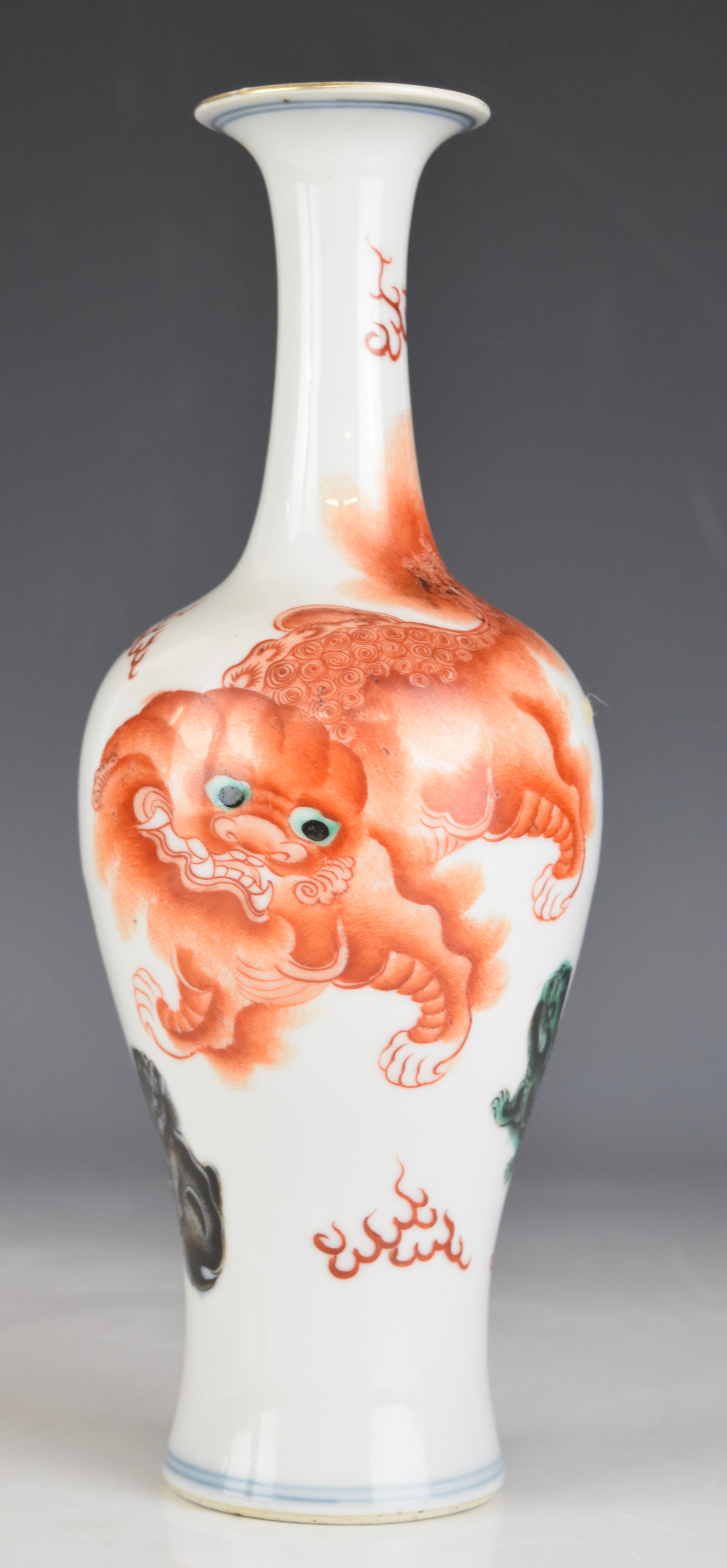 19thC Chinese vase with orange Dog of Fo decoration and seal mark to base, height 25cm