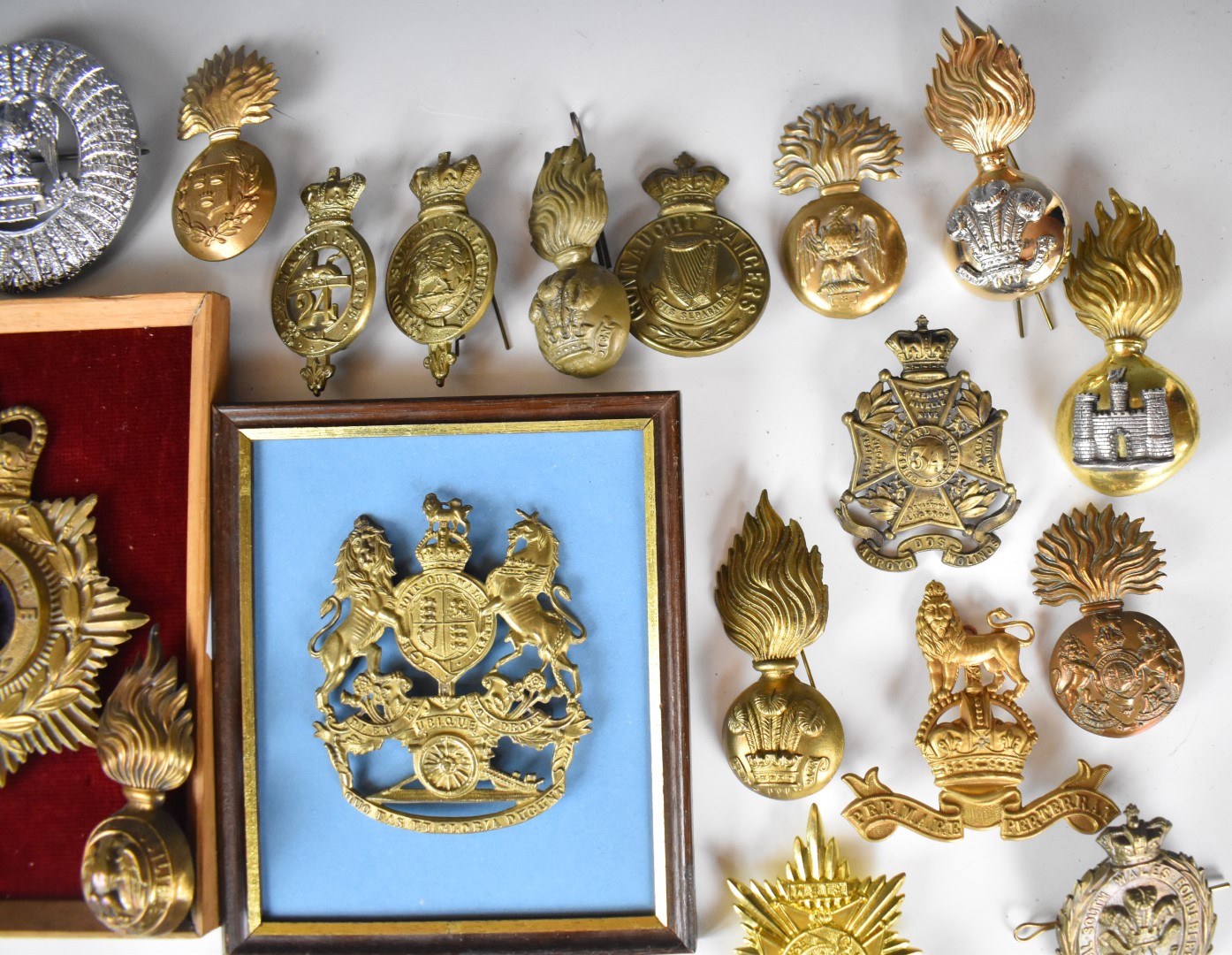 Collection of approximately 40 British Army badges for Glengarry, bearskin and other headwear - Image 9 of 14