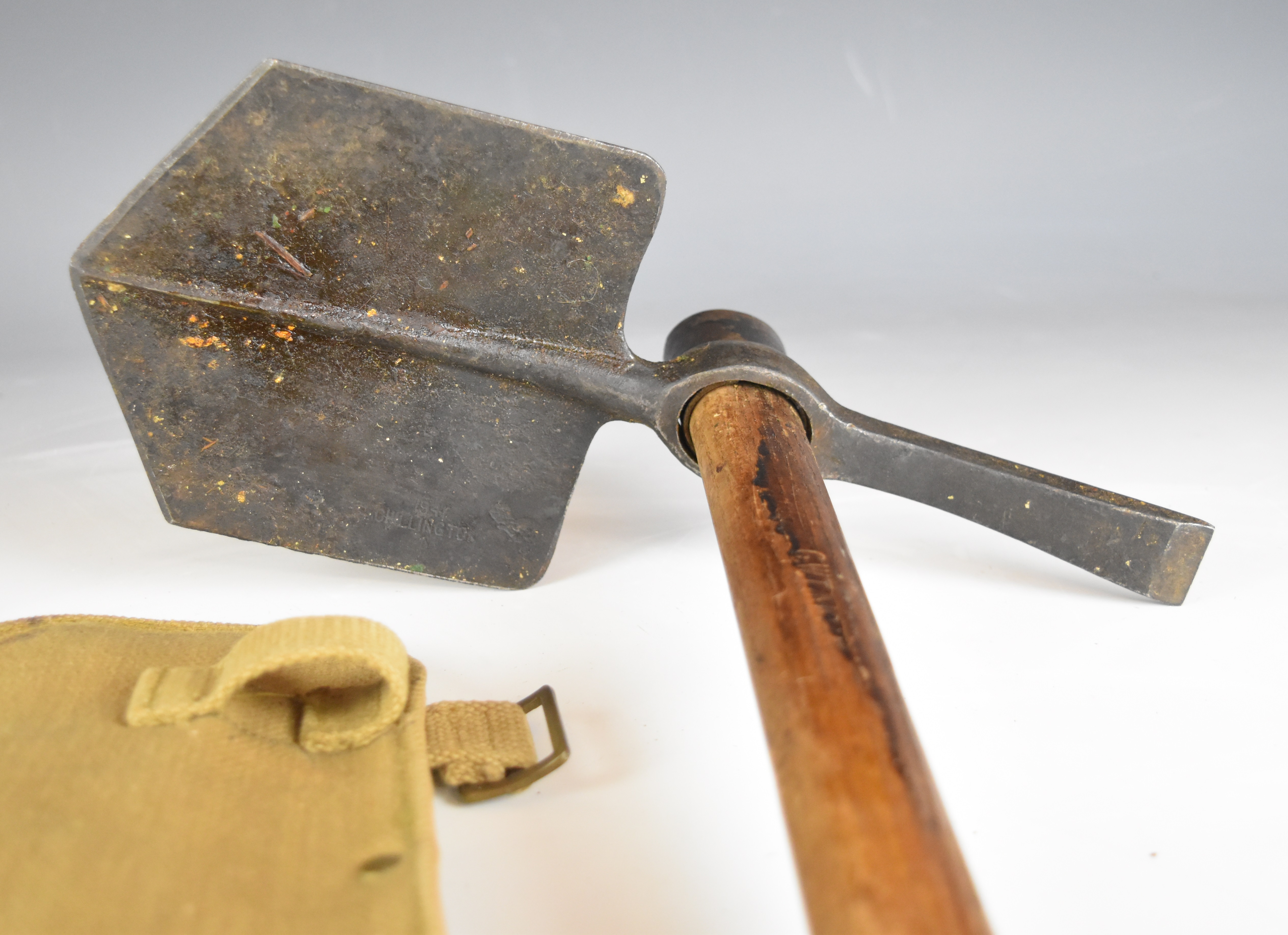 British WW2 entrenching tool dated 1941 with Chillington and broad arrow mark and cover dated 1943 - Image 3 of 5