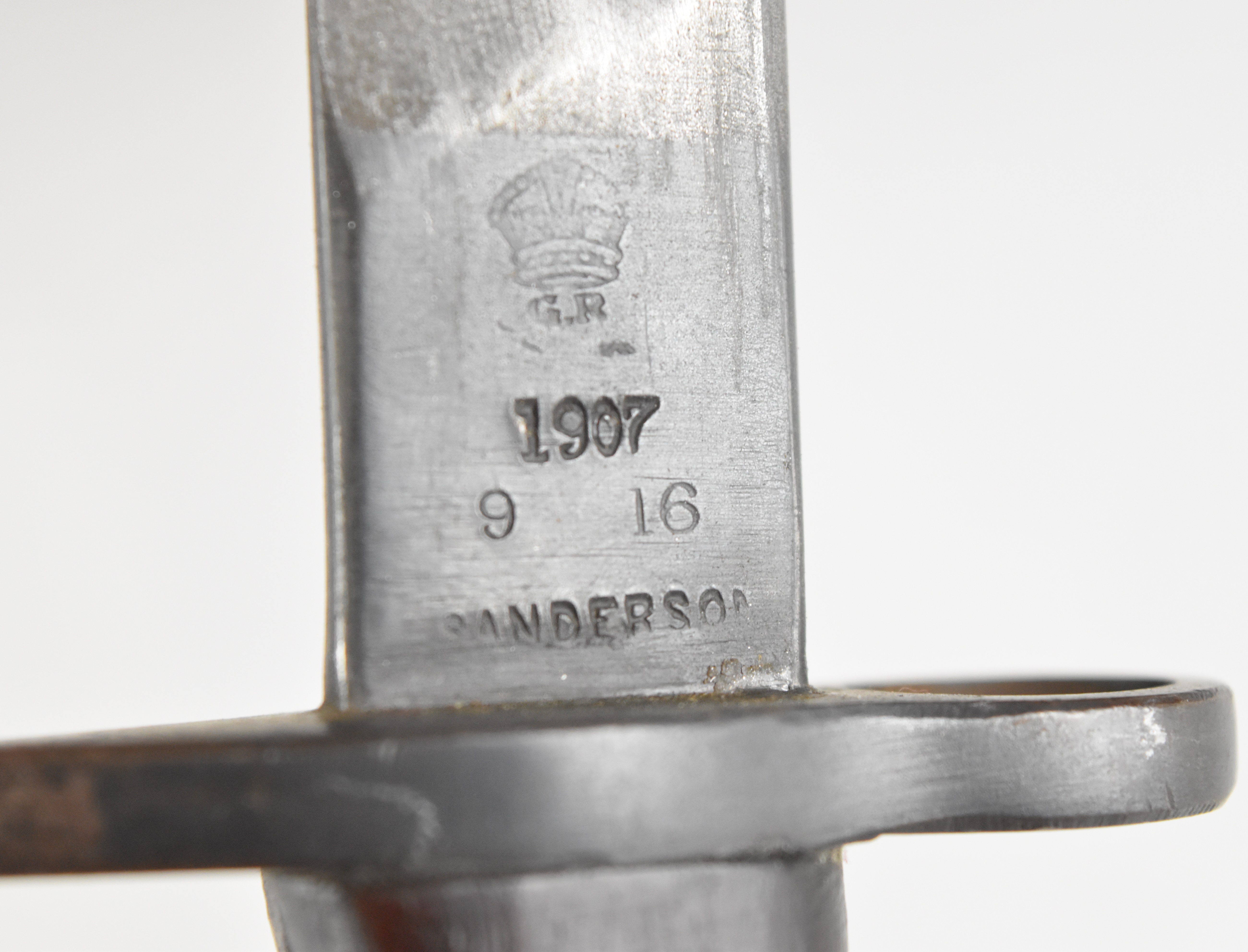 British Army WW1 1907 pattern sword bayonet by Sanderson with good stamps to ricasso, wooden - Image 6 of 8