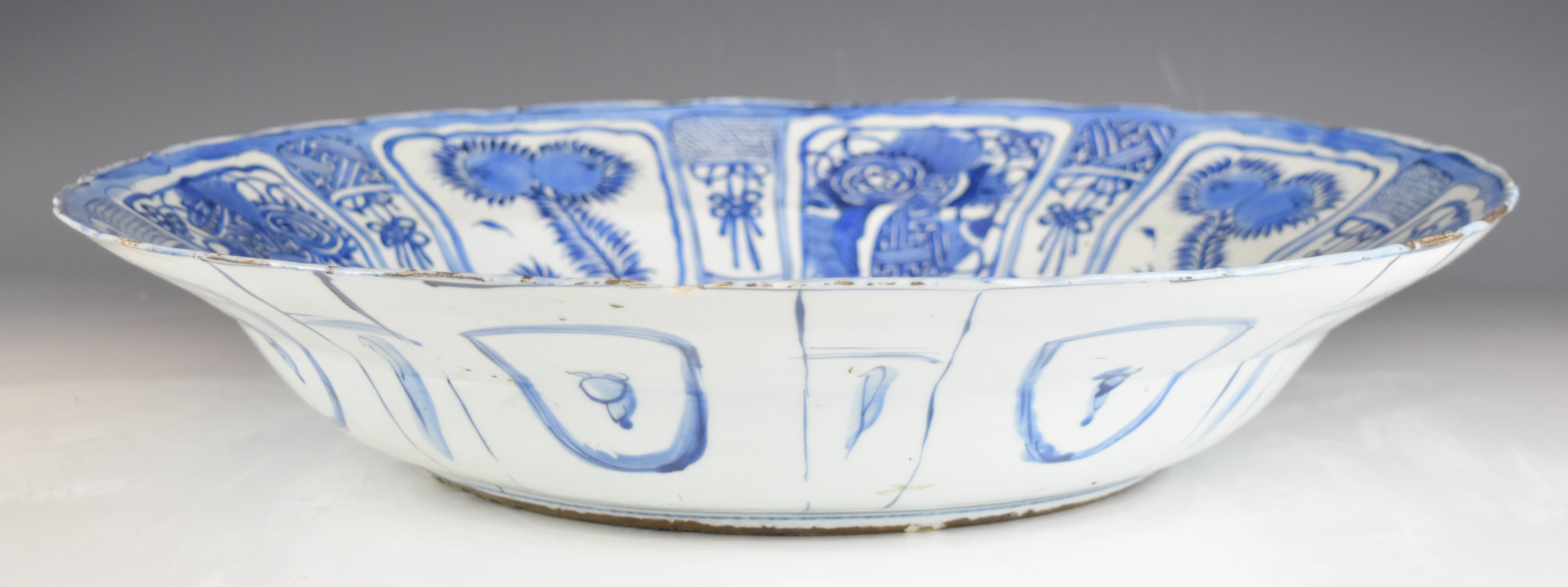 Chinese Kraak porcelain large charger or bowl with central decoration of flora and fauna, diameter - Image 7 of 10