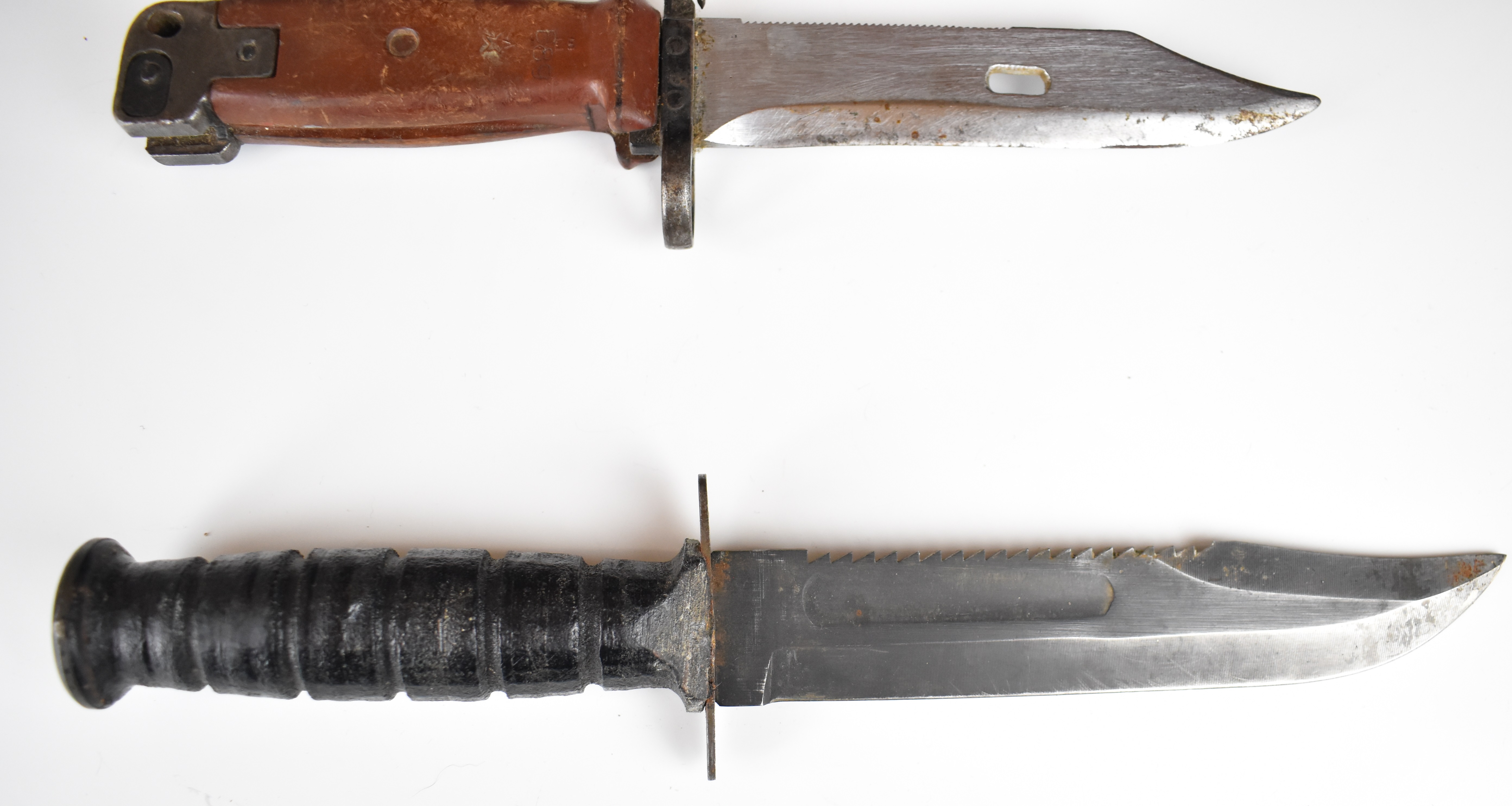 Kalashnikov AK47 bayonet with composite grips stamped 689, 14cm part serrated blade and scabbard, - Image 3 of 10