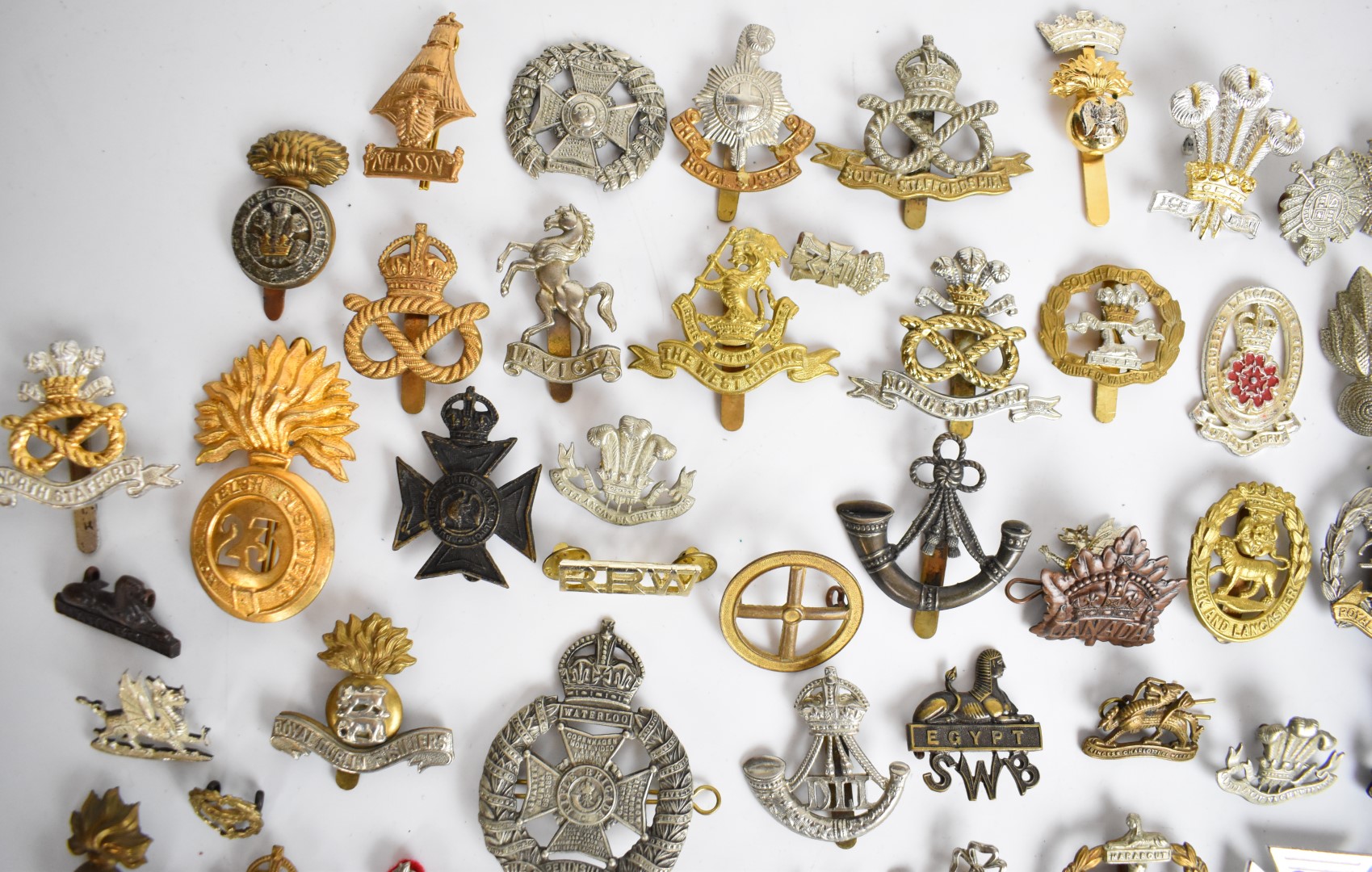 Large collection of approximately 100 British Army cap badges including Royal Sussex Regiment, - Image 13 of 14
