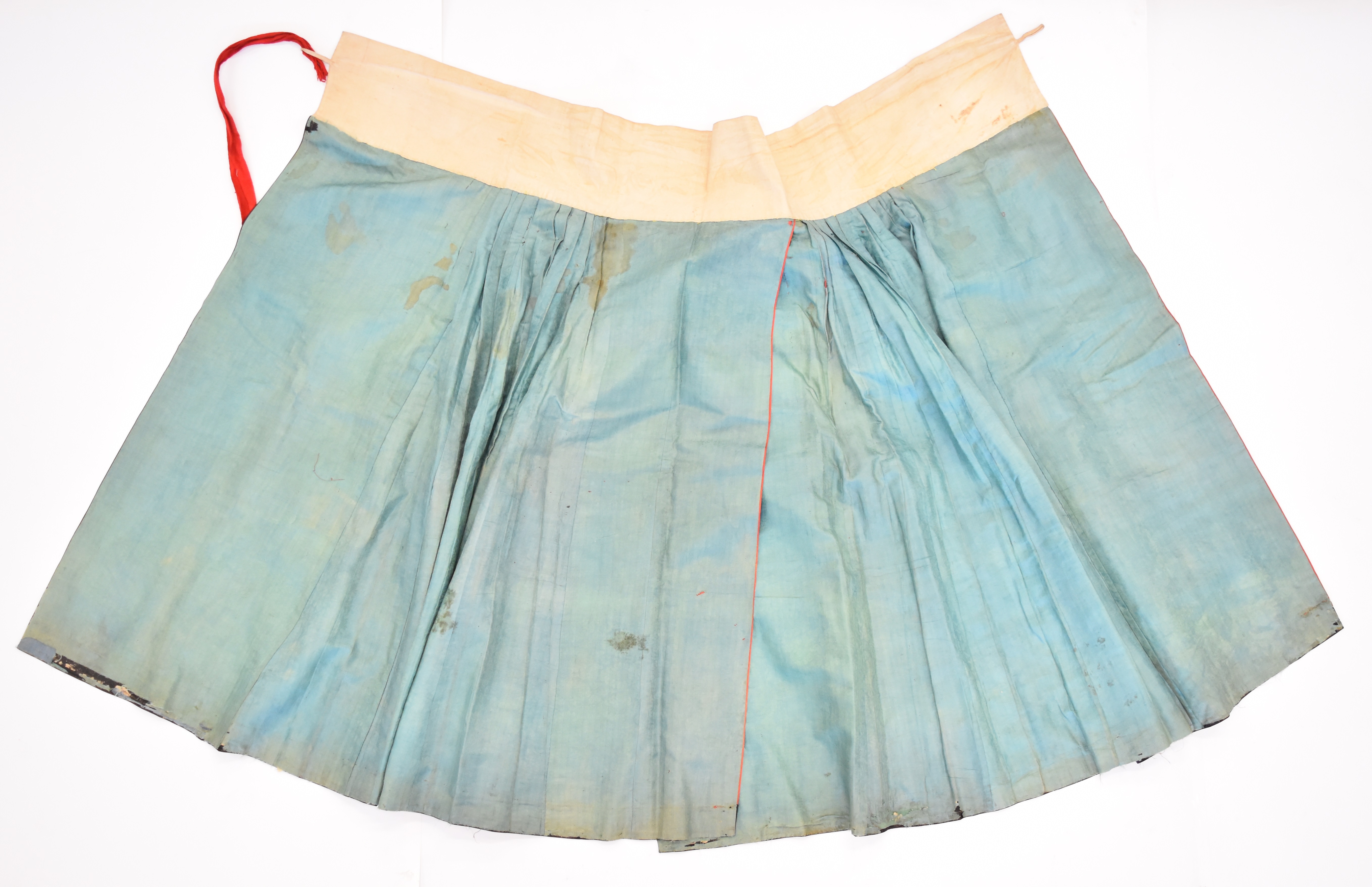 Chinese late Qing dynasty red silk pleated skirt embroidered with clouds, sea, birds and - Image 10 of 10
