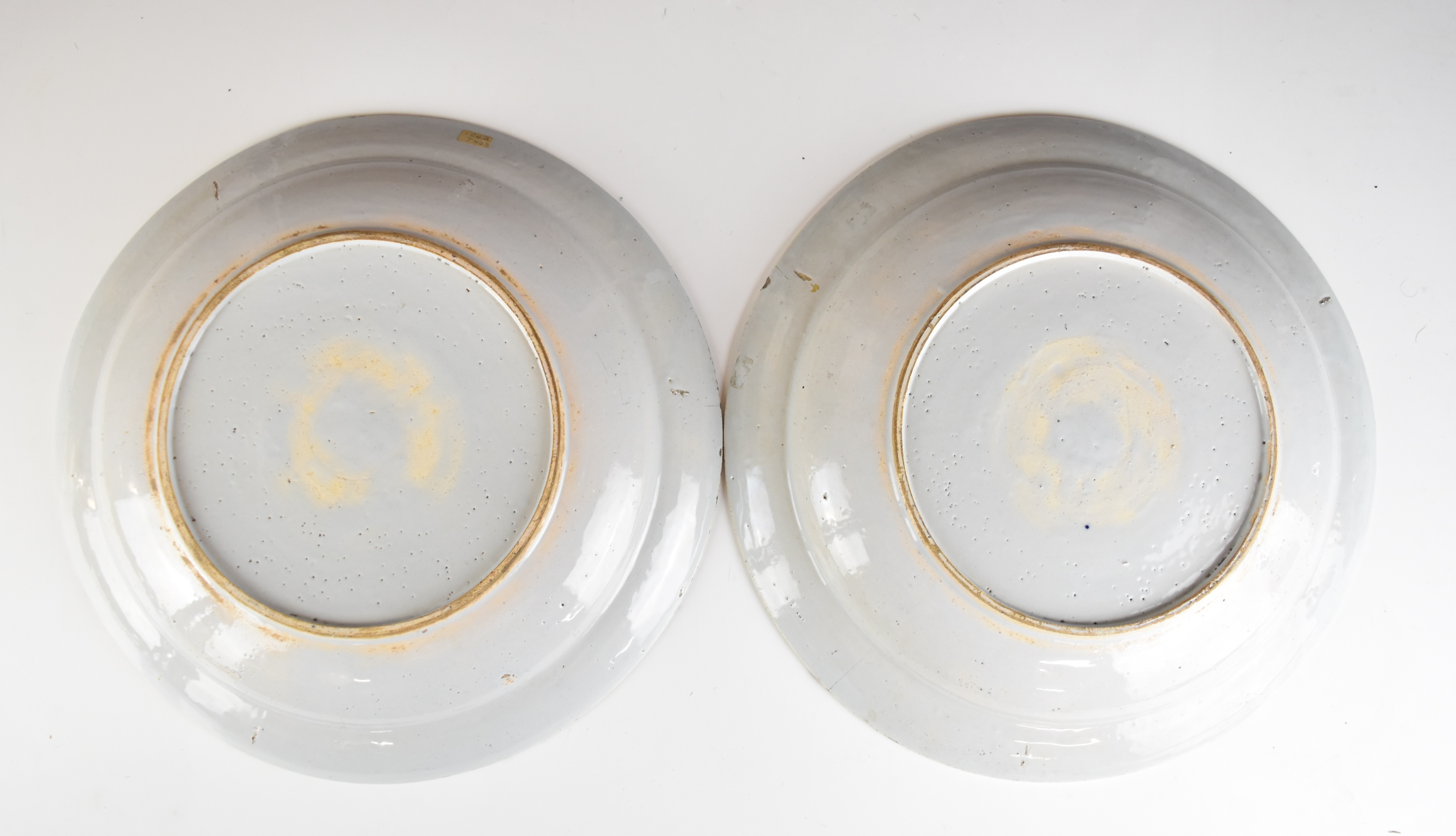 A pair of 19thC Delft chargers with figural urn decoration, diameter 33cm - Image 3 of 6