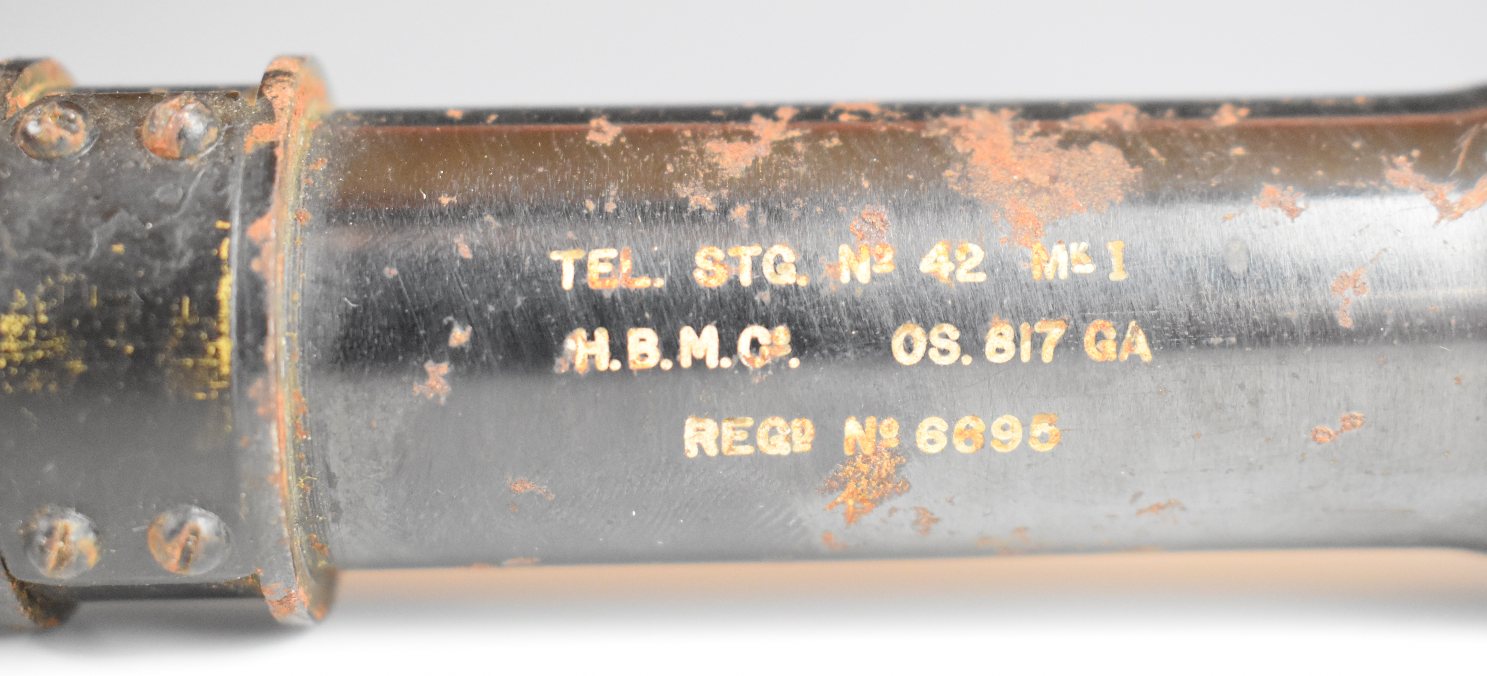 WWII No. 42 Mk I scope stamped 'Tel Stg No 42 MK.I HBMCo OS 817 GA RegD No 6695', 28cm long. - Image 3 of 5
