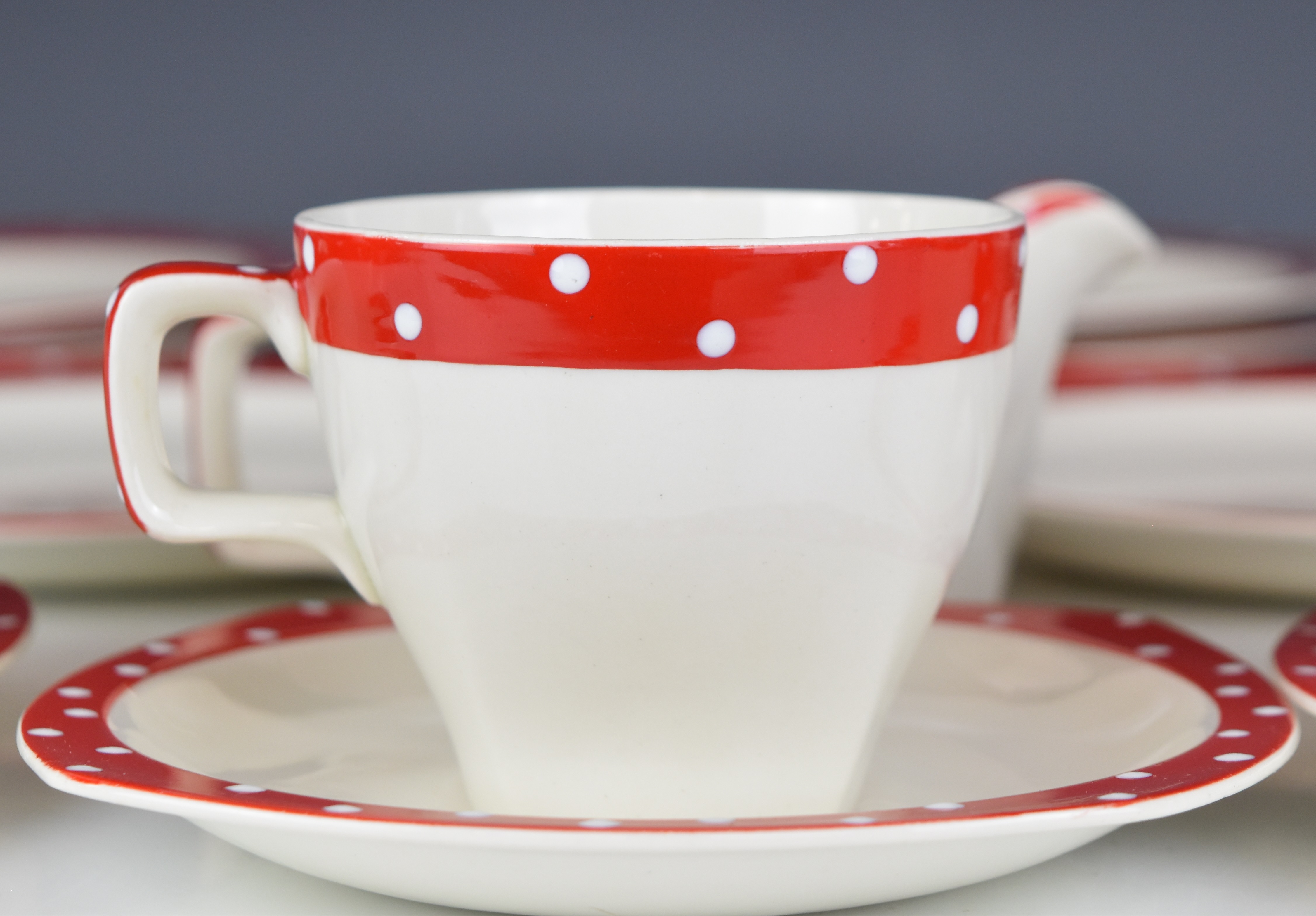 Midwinter Stylecraft tea and dinnerware decorated in the Red Domino pattern, approximately 27 - Image 2 of 5