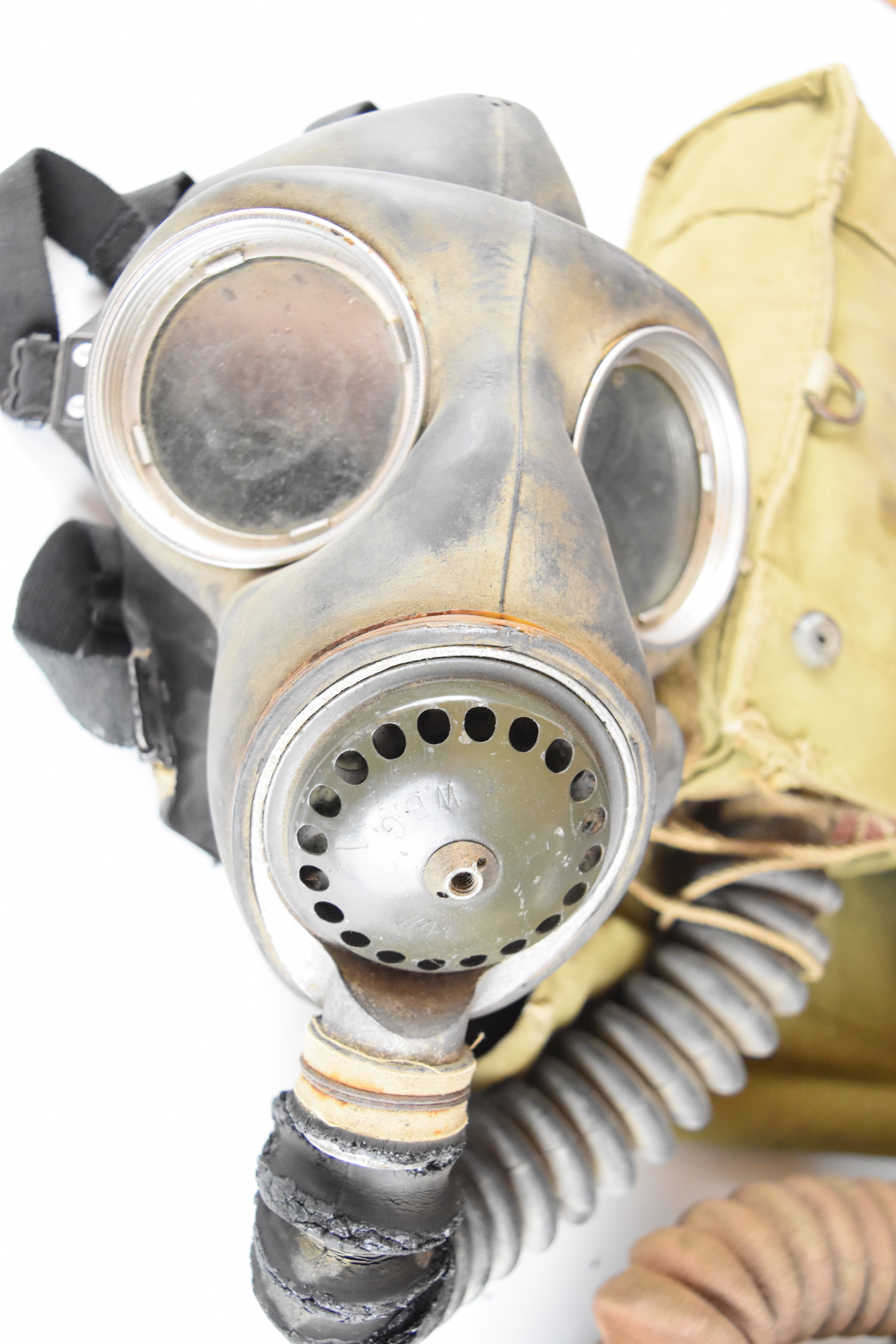 Two British WW2 respirators / gas marks, one by Dunlop the other Avon, both with haversacks - Image 3 of 8