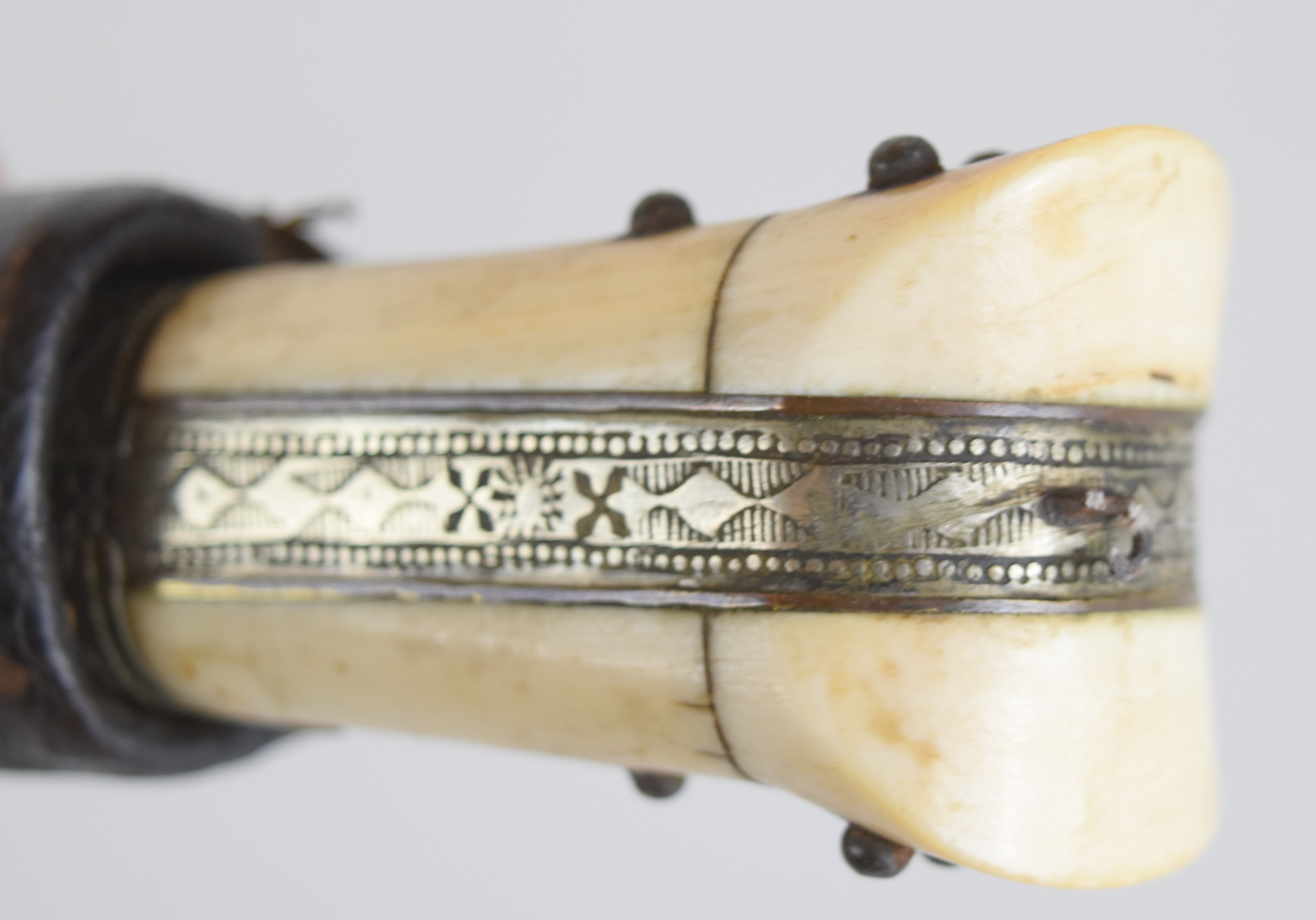 Indo Persian Pesh-Kabz knife or dagger with ivory grips to the curved handle, engraved decoration - Image 8 of 8
