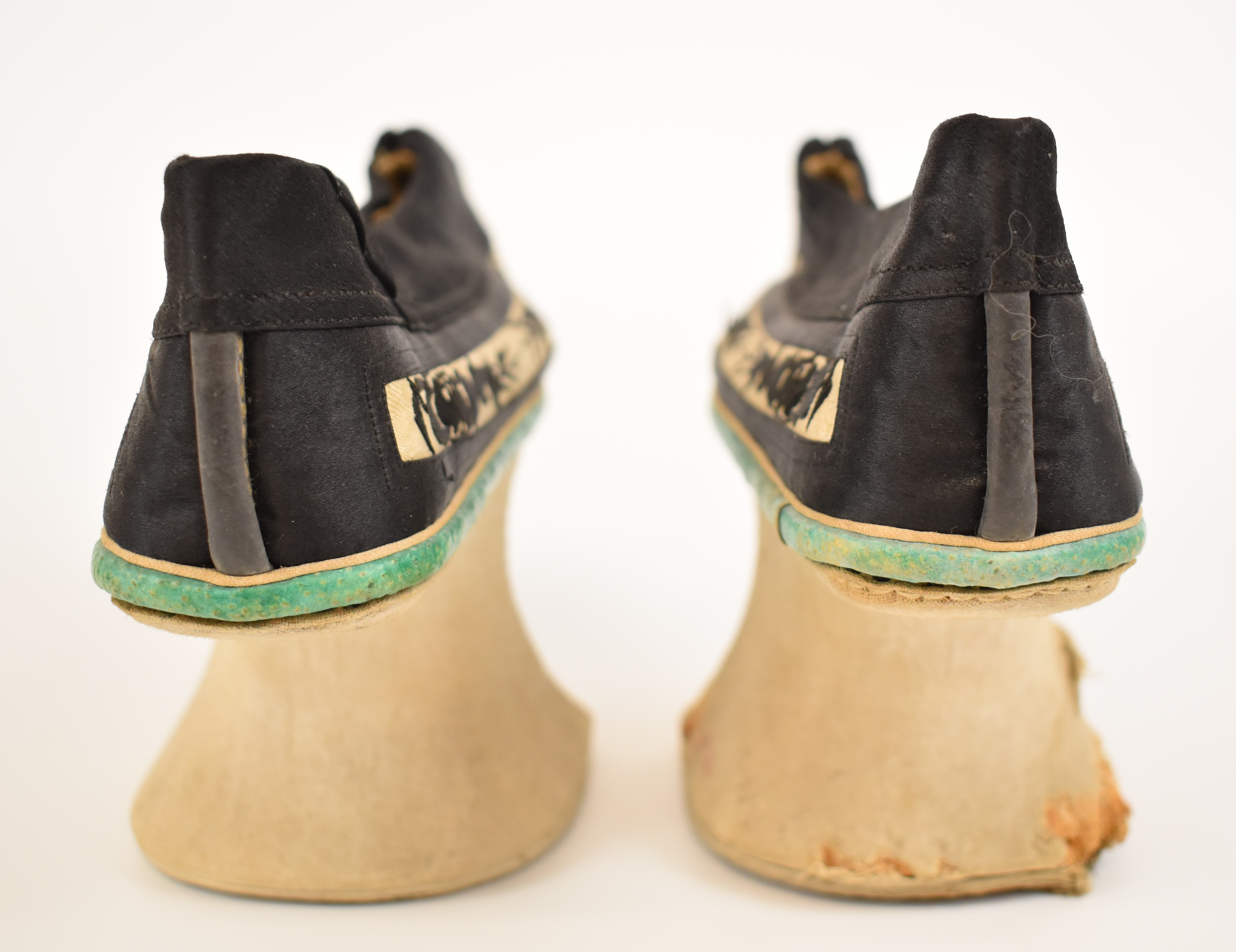 Pair of 19thC Chinese embroidered platform shoes, height 31 x length 21cm - Image 3 of 7