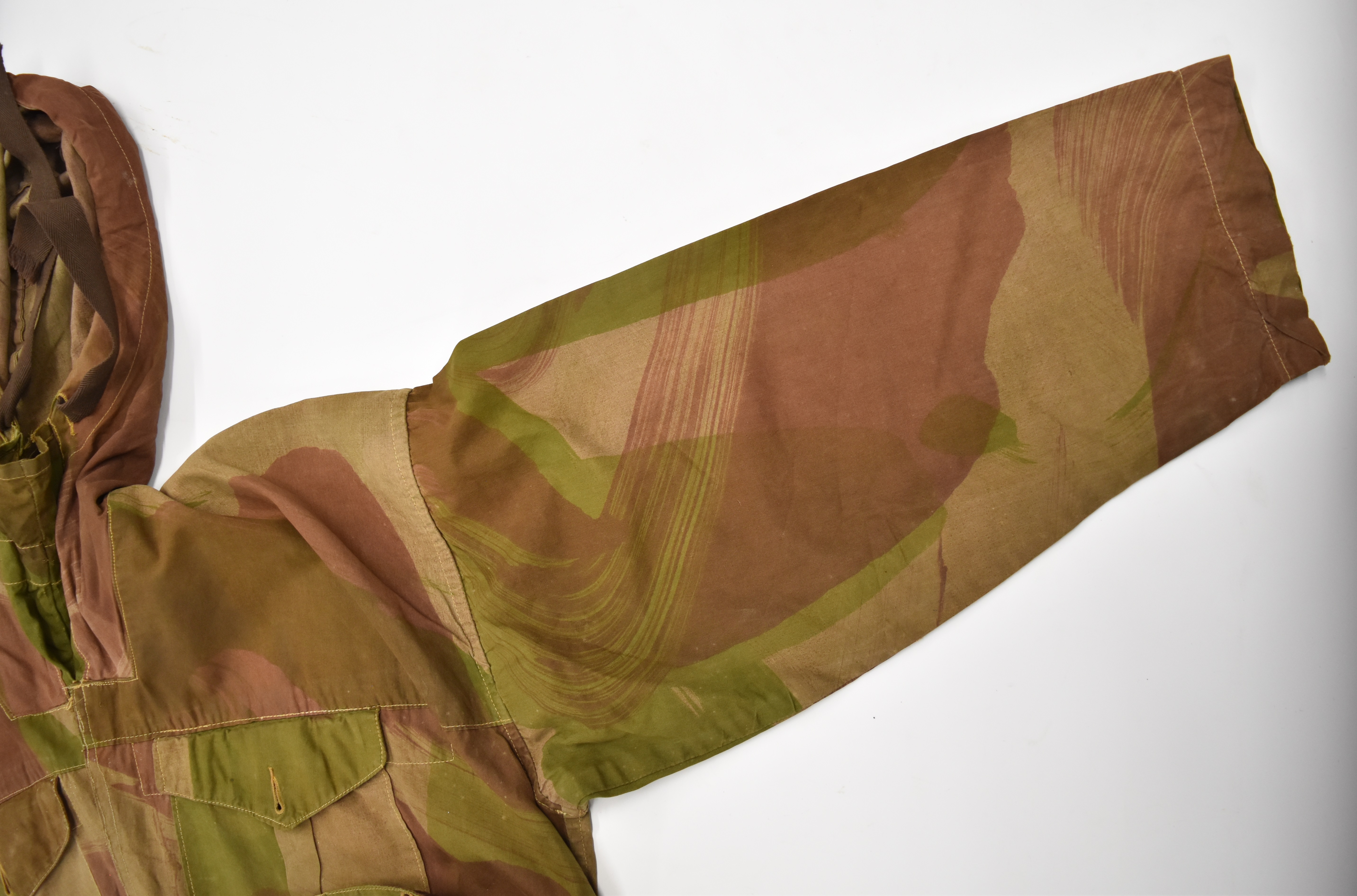 British WW2 SAS windproof camouflage smock with two breast and two lower pockets, integrated hood, - Image 4 of 4