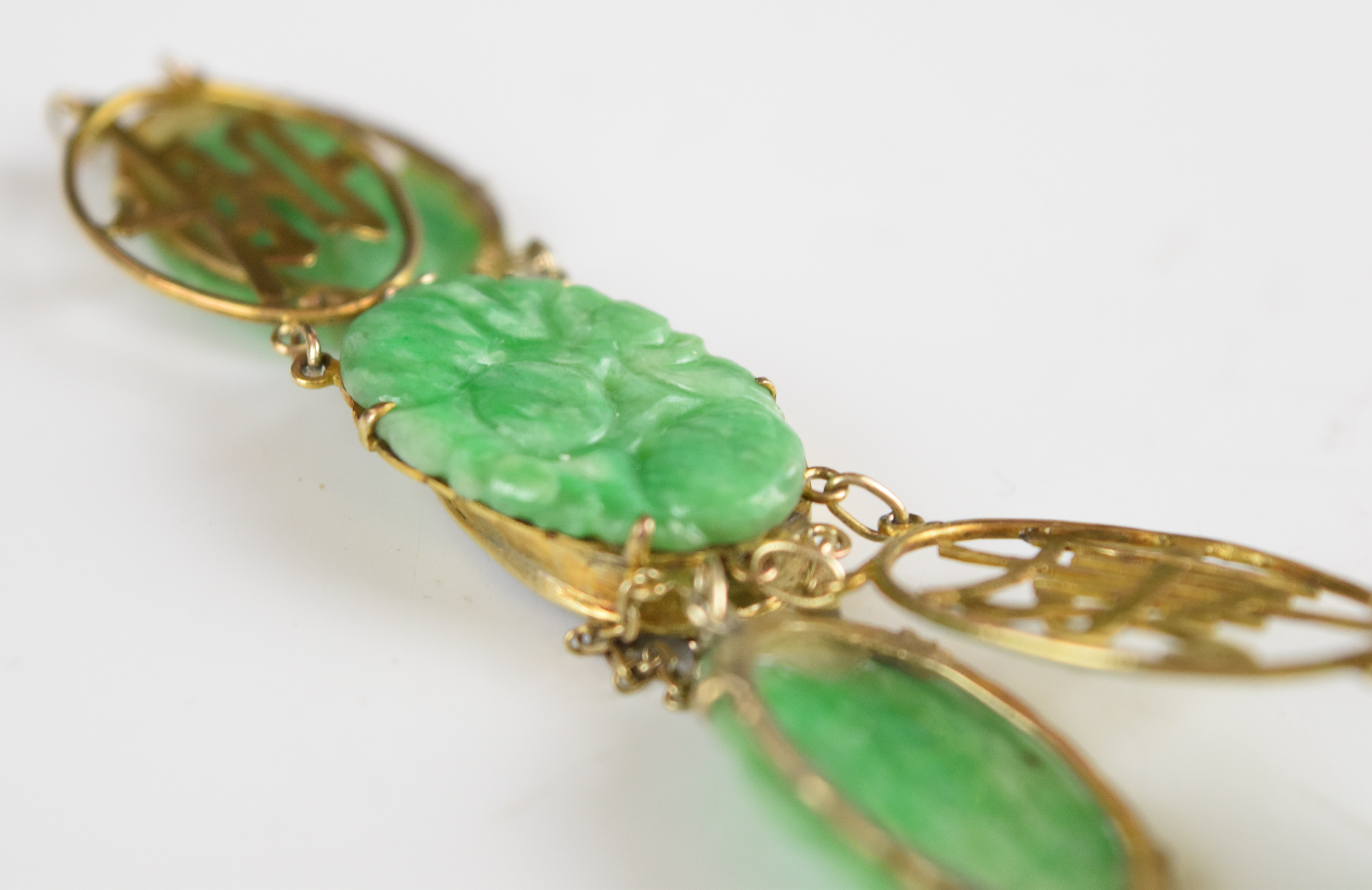 A 9k gold Chinese bracelet set with carved jadeite panels and pierced character links, 12.1g - Image 4 of 4